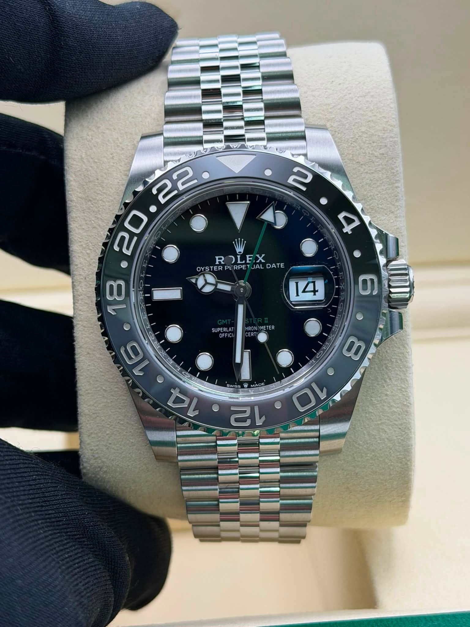 May be an image of wrist watch and text that says '195 2 4 ROLEX OLEX OYSTERP'RPETJALDATE RPVRPETJALDAT DATE '