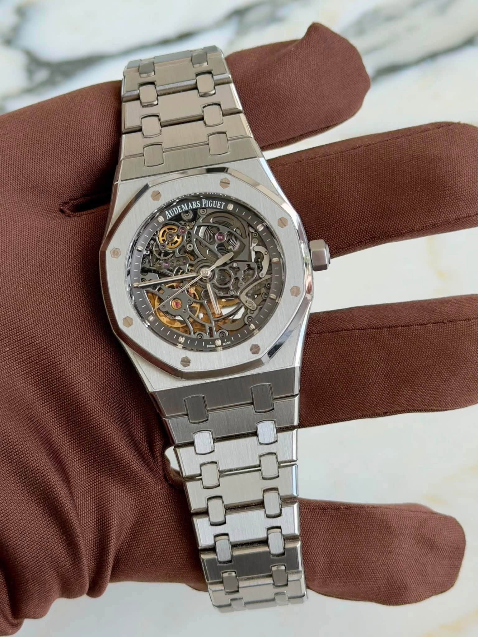 May be an image of wrist watch and text that says 'AUDEMARS AUDEMARSPIGUET PIGUET A o'