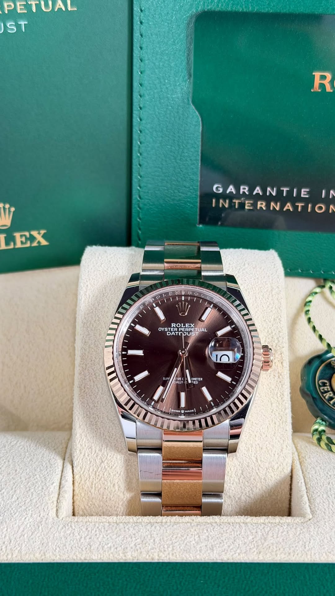 May be an image of wrist watch and text that says 'PETUAL ST R EX GARANTIE IN INTERNATION 1 ROLEX OYSTER OYSTE YSTERPERP DAT AT בשנ วินะ RPET LIAL 10 እዝ 대격류 பிய مسمف'