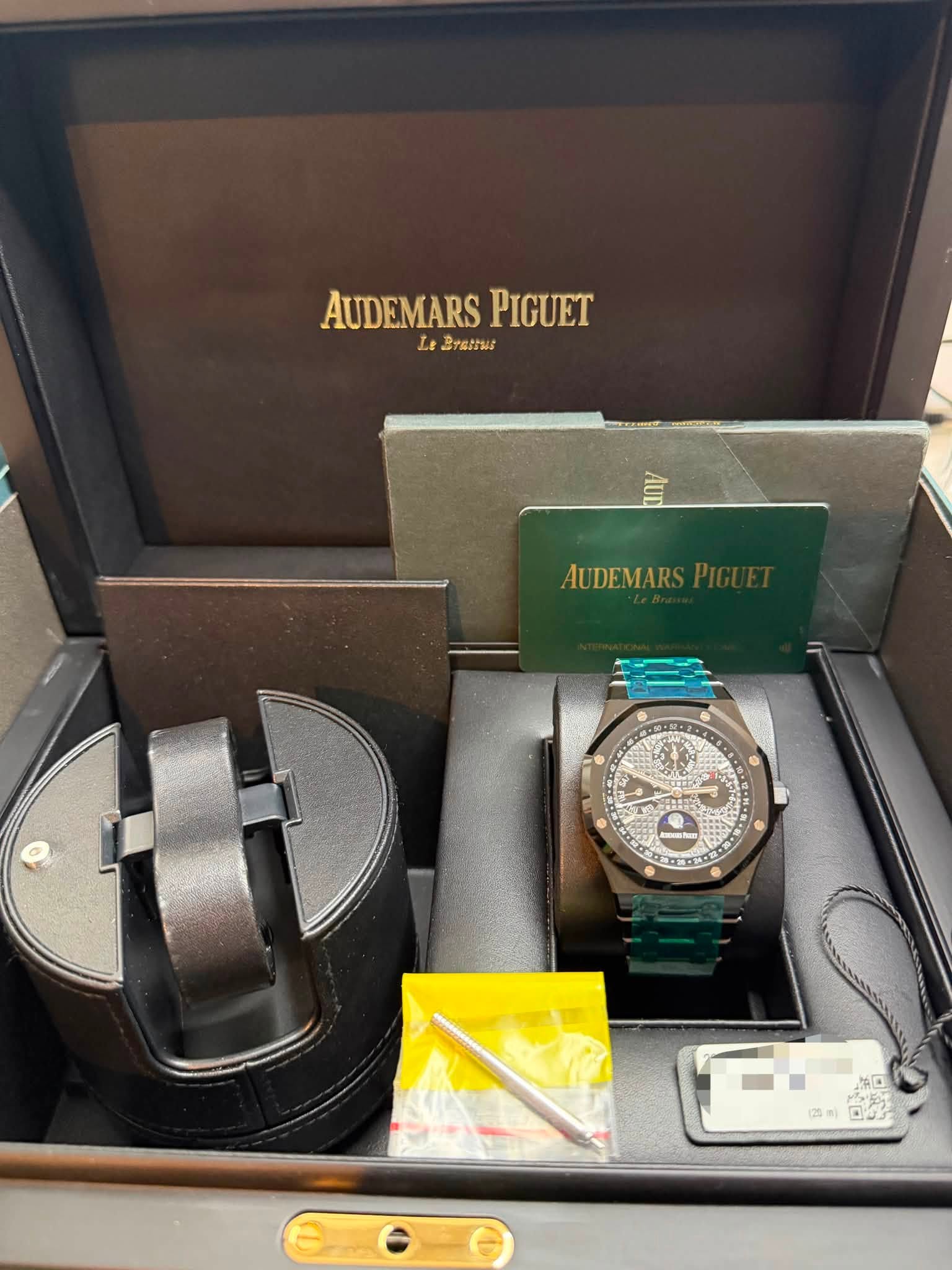 May be an image of wrist watch and text that says 'AUDEMARSPIGUET Lt AUDEMARS PIGUET LeBratus L mIV AUDEMARS A00 第口 (20m)'