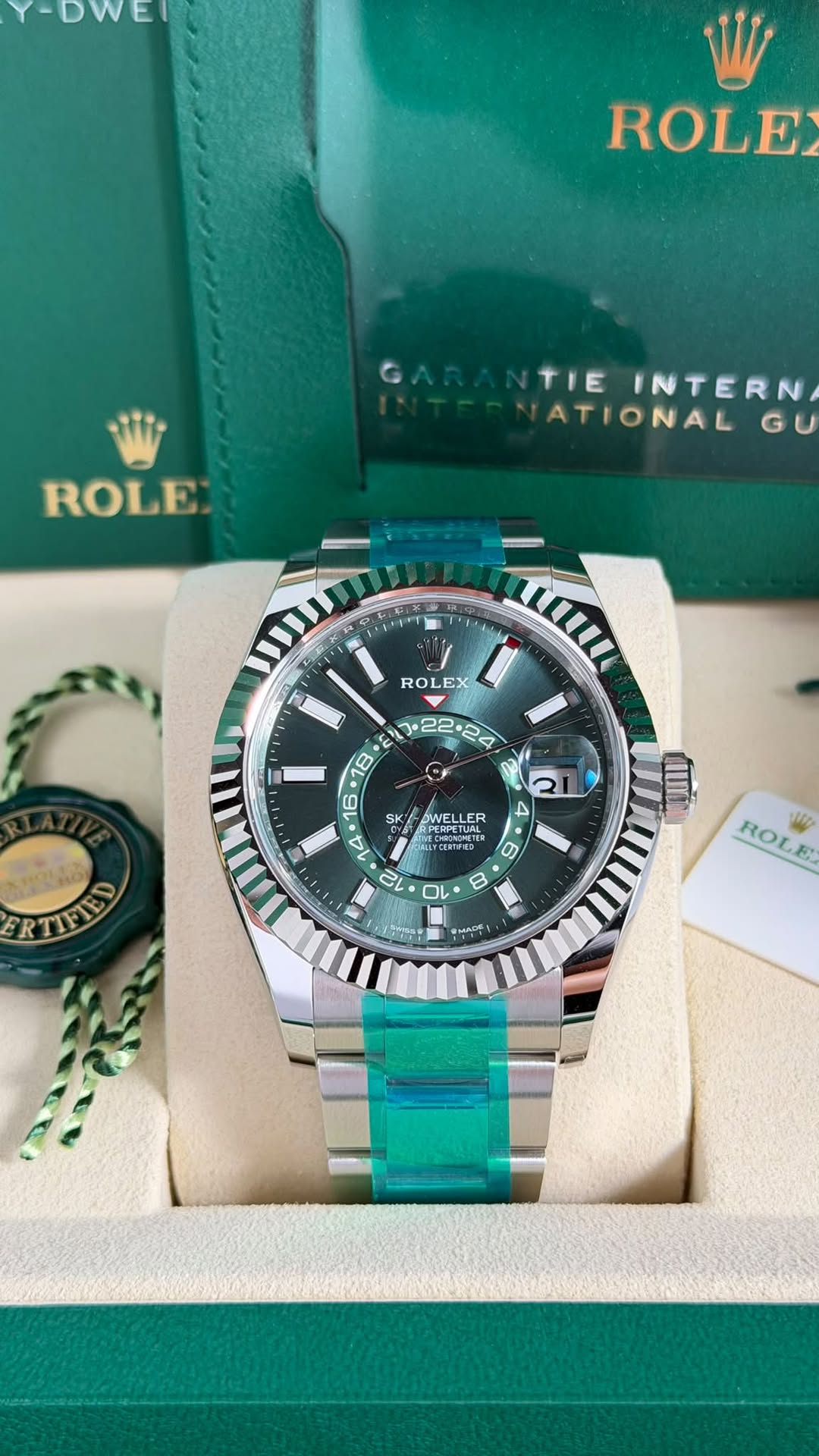 May be an image of wrist watch and text that says 'Y-DWEI ROLE TIE INTERN ATIONAL GU ROLE 平 "u y ROL ROLEX EX E E 24 1۰ ما 6 יי: ٧ SK ONELLER ER ИA RPERPETUAL PCmиEЛER 14 12 10…