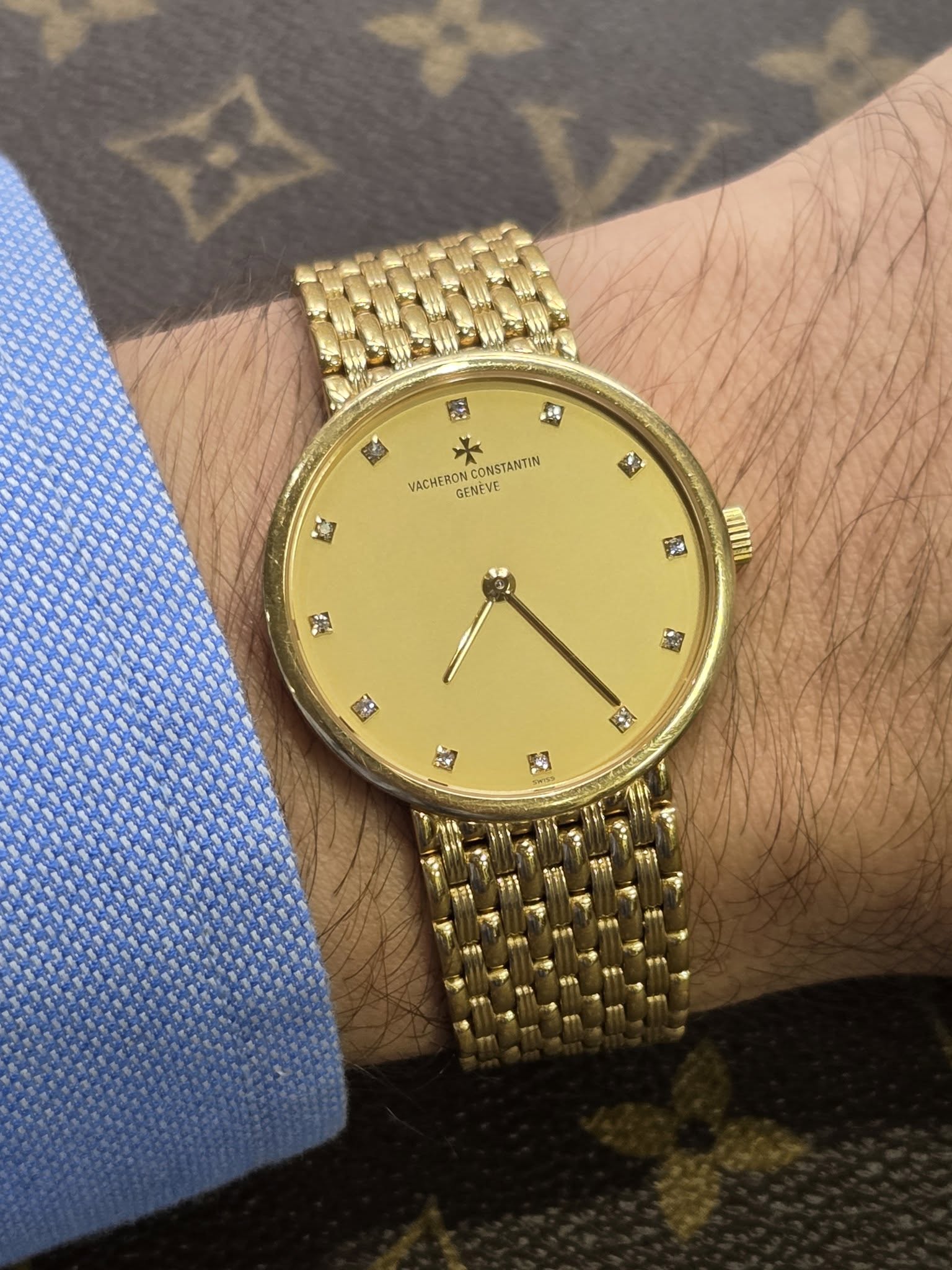 May be an image of wrist watch and text that says 'A ONCO CONSTANTIN c GENEVE VACHERON.CONSTANTIN VE 愛 盛 水 庭 HE'