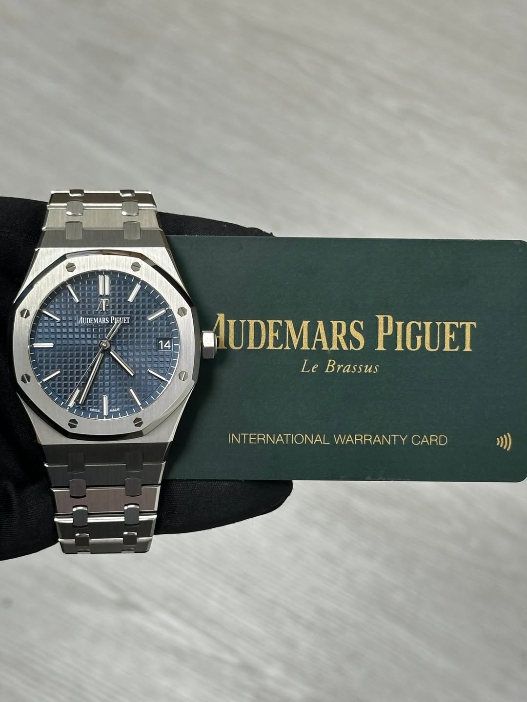 May be an image of wrist watch and text that says 'A AUDEMARS yAUET JET i 14 f MME AUDEMARS AUDEMARSPIGUET PIGUET Le Brassus INTERNATIONAL WARRANTY CARD ))))'