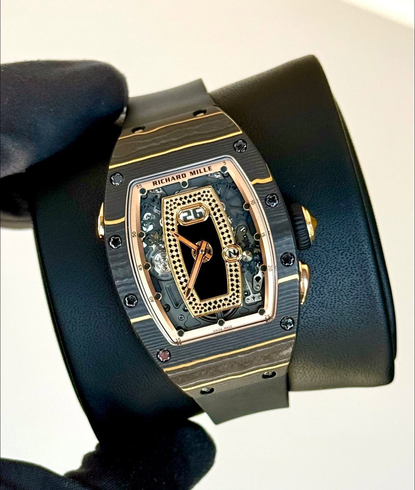 May be an image of wrist watch and text that says 'RICHARD MILLE 11 26 15 AEP S 吉 G'