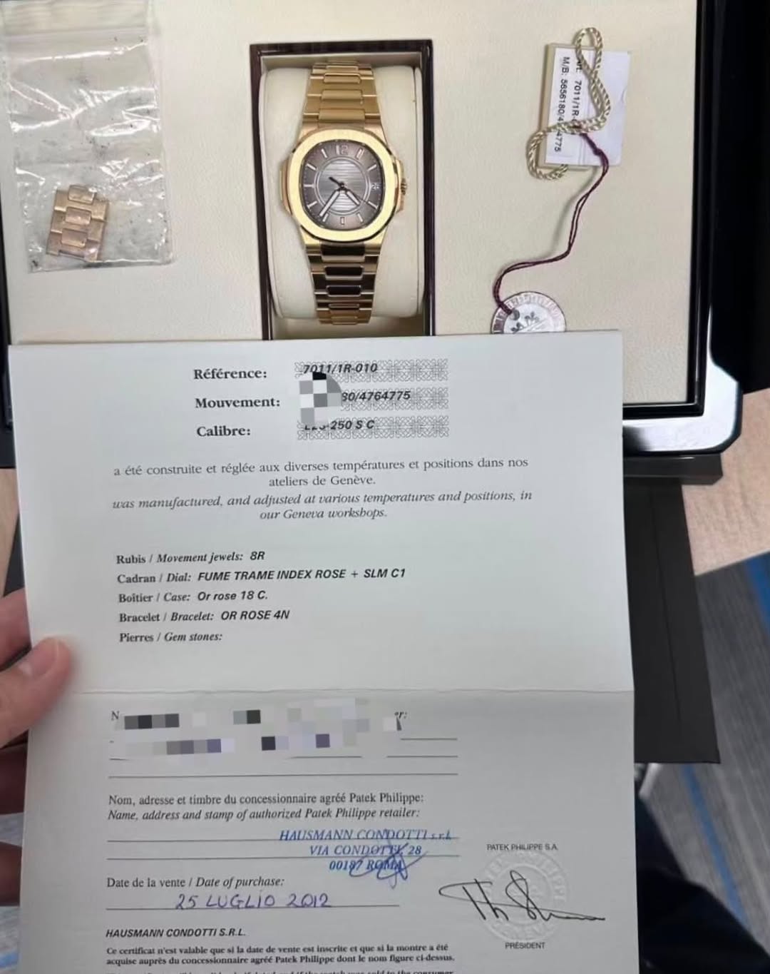 May be an image of wrist watch and text that says 'n Reférence: Mouvement: 7011/1R-010 90/4764775 Calibre: a été construite réslée aux diverses températures et pasitions dans nos…