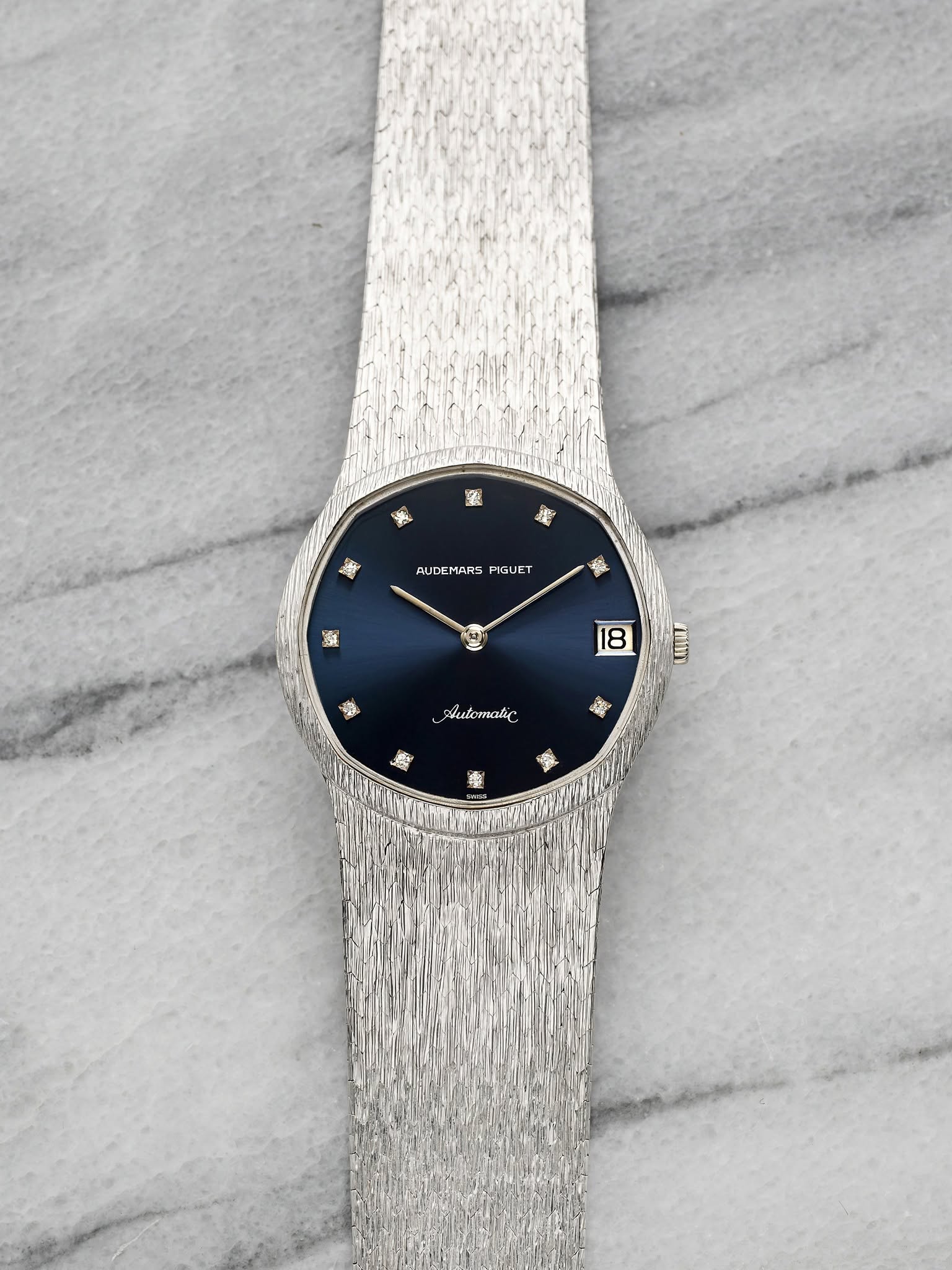 May be an image of wrist watch and text that says '賞 笑 麗 書 AUDEMARS AUDEMARSPIBUET PIGUET 報 吸 18 8 事 T rmmn Automatic 楽'