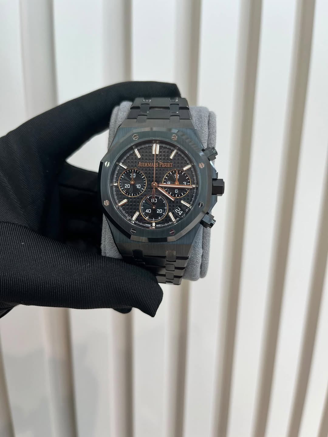 May be an image of wrist watch and text that says '30 20 10 ن 1- 산 ۲و a .나 4 40 20'