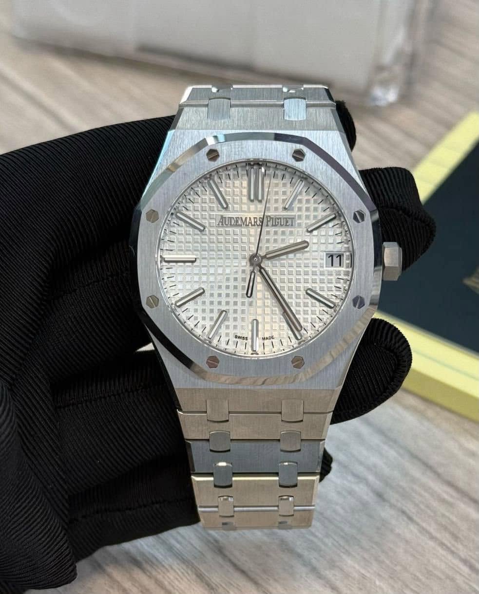 May be an image of wrist watch and text that says 'AUDEMARS PIGUET เอล'