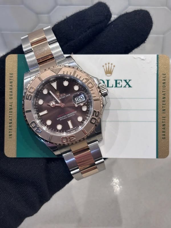 May be an image of wrist watch and text that says 'EX UALDATE TUA DATE GUARANTEE TIONAL LEX 29 HRONGMETER SUPERLATIVE 0 40'
