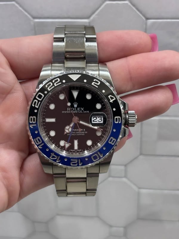 May be an image of wrist watch and text that says 'CLESLEE 22 20 2 ROLEX OYSTER OYSTERFERPETUALDATE ETUAL YSTERPERPETUALDA 18 23 MAS RI 8'