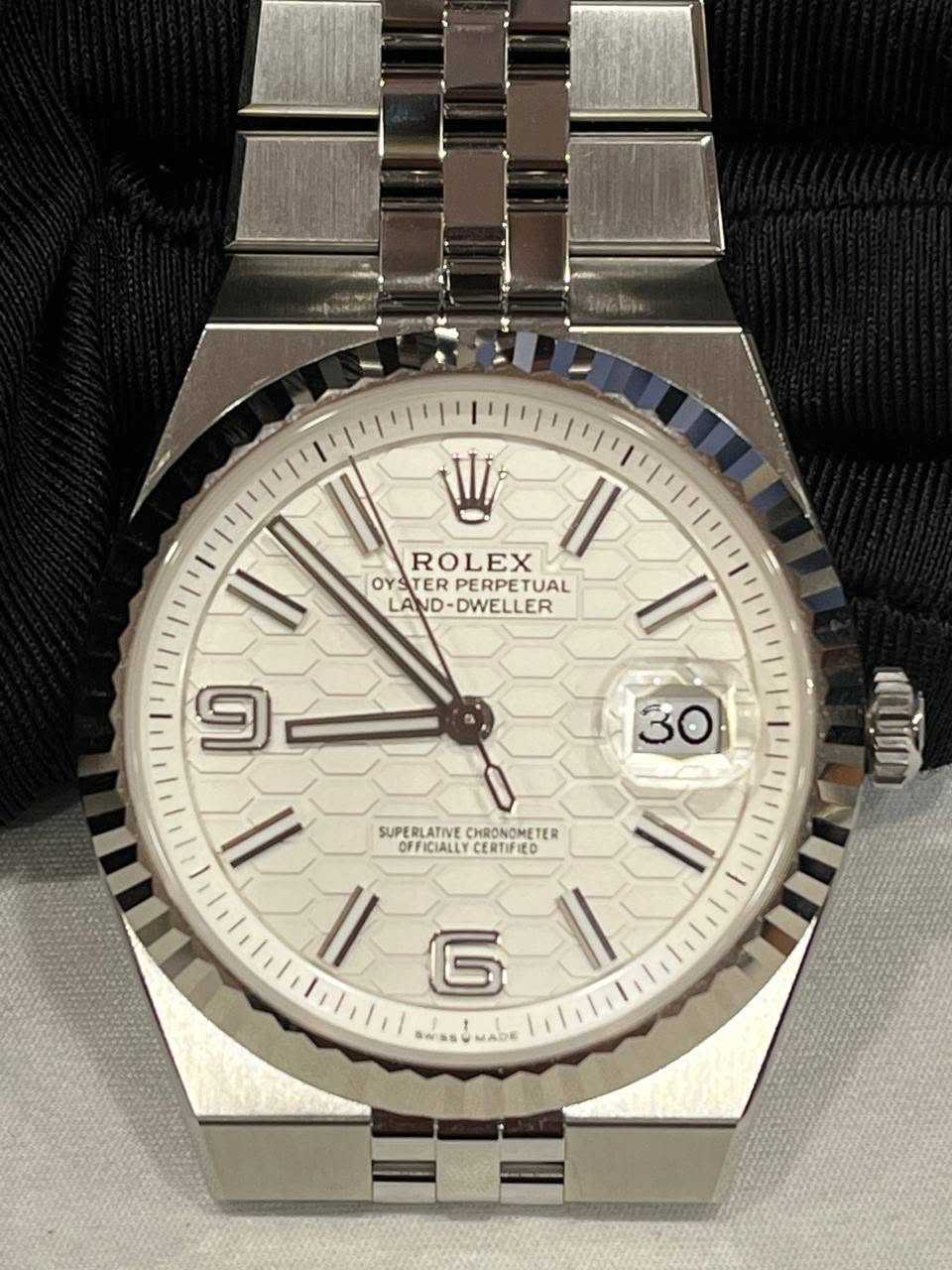 May be an image of wrist watch and text that says 'ROLEX OY OYSTERPERPETUAL OYSTER TER PERPE TUAL LA AND-DWELLER 30 ー ΥΠΠAЛ פ //-Al Il SUPERLATIVE CHRONOMETER…