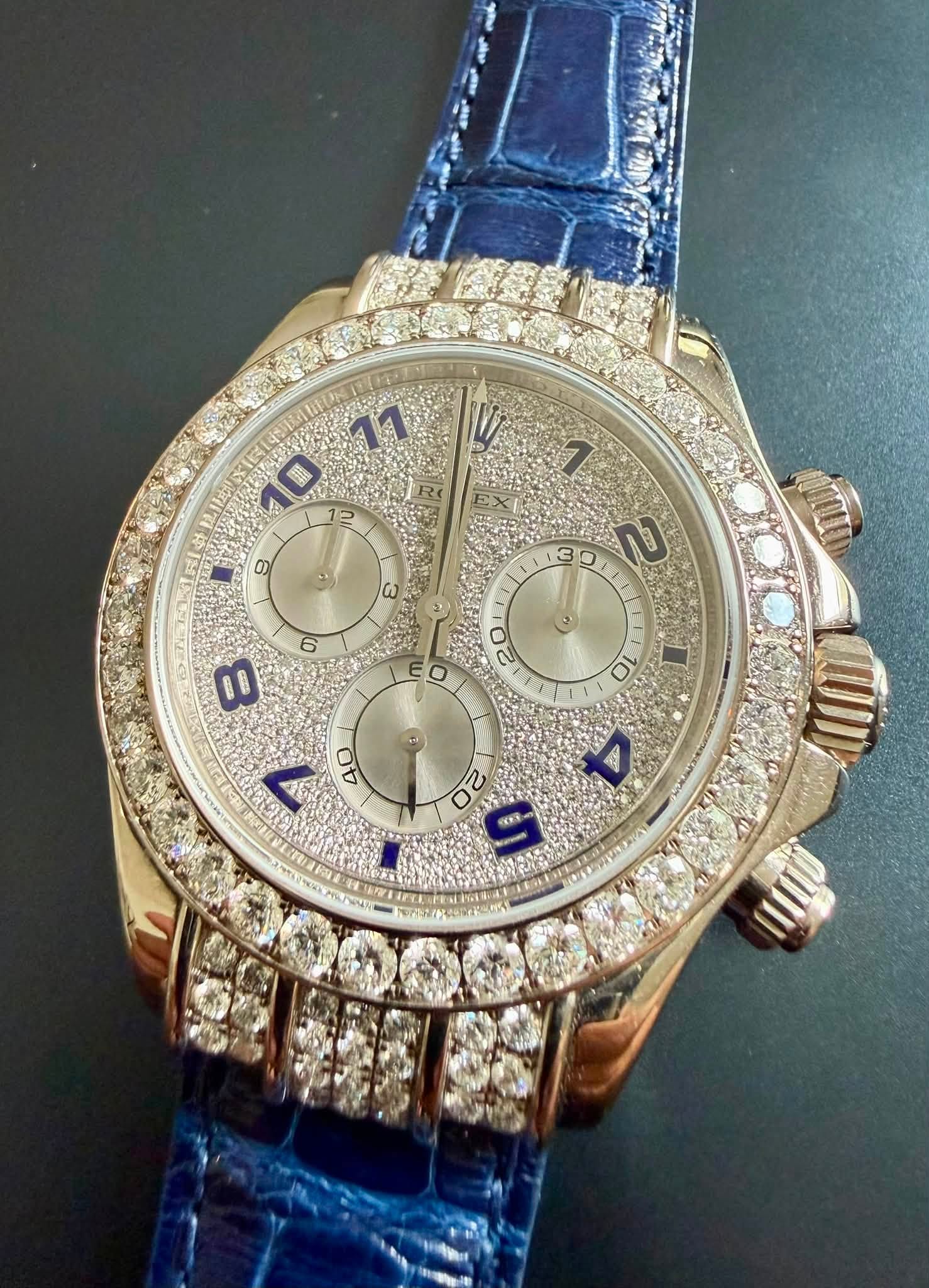 May be an image of wrist watch and text that says 'NUT 11 RI 盟 MN LILCNSS 1 9 e 3 3 O E 6 0 8 20 SL 10 40 20 S0'