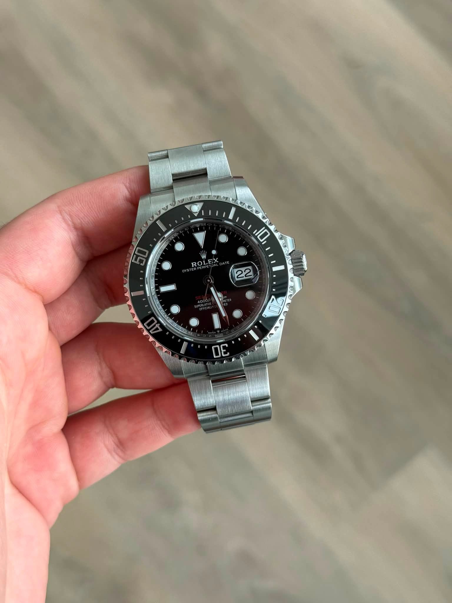 May be an image of wrist watch and text that says '10 22 ስ 0ε DE'