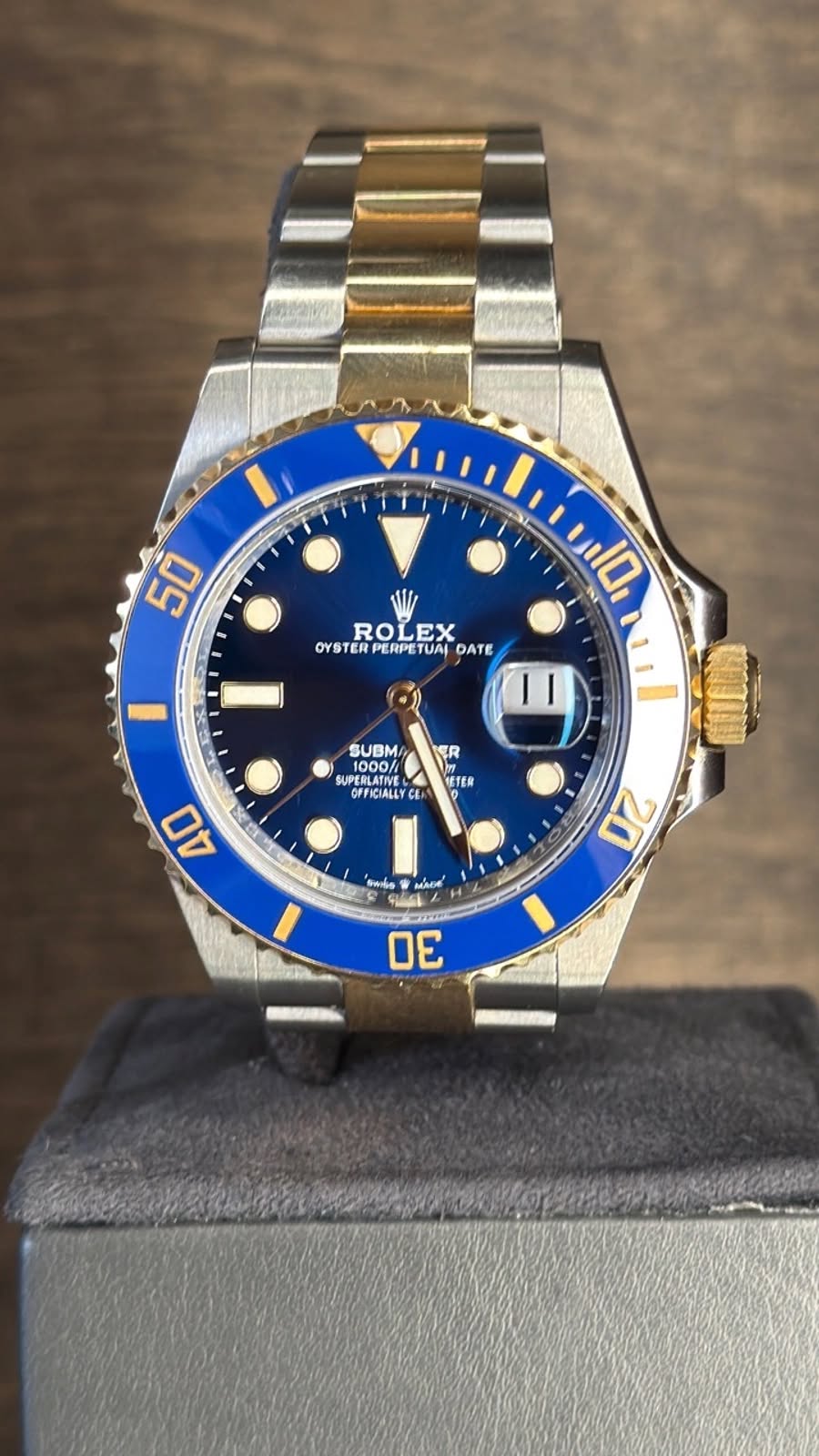 May be an image of wrist watch and text that says '50 ROI OYST OYSTERP PETUA ROLEX OYSTERPERPETUMDATE EX TERPERPETUAI TUAI OATE 10 ER SUBM/ 1000/ SUPERLATIVE UPERLATIVE…