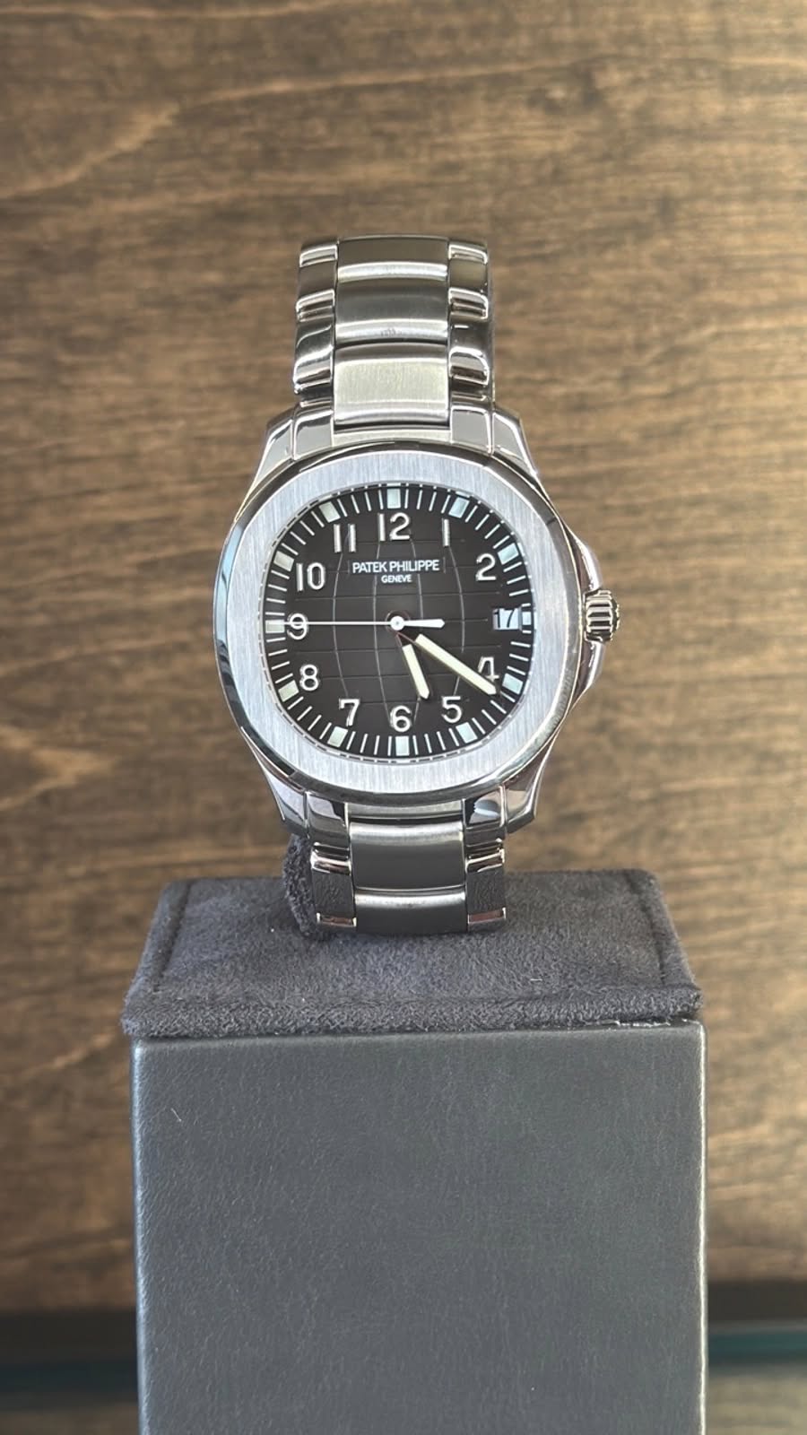 May be an image of wrist watch and text that says '12 10 PATEK PATEKPHILIPPE PHILIPPE GENEVE ૭ '