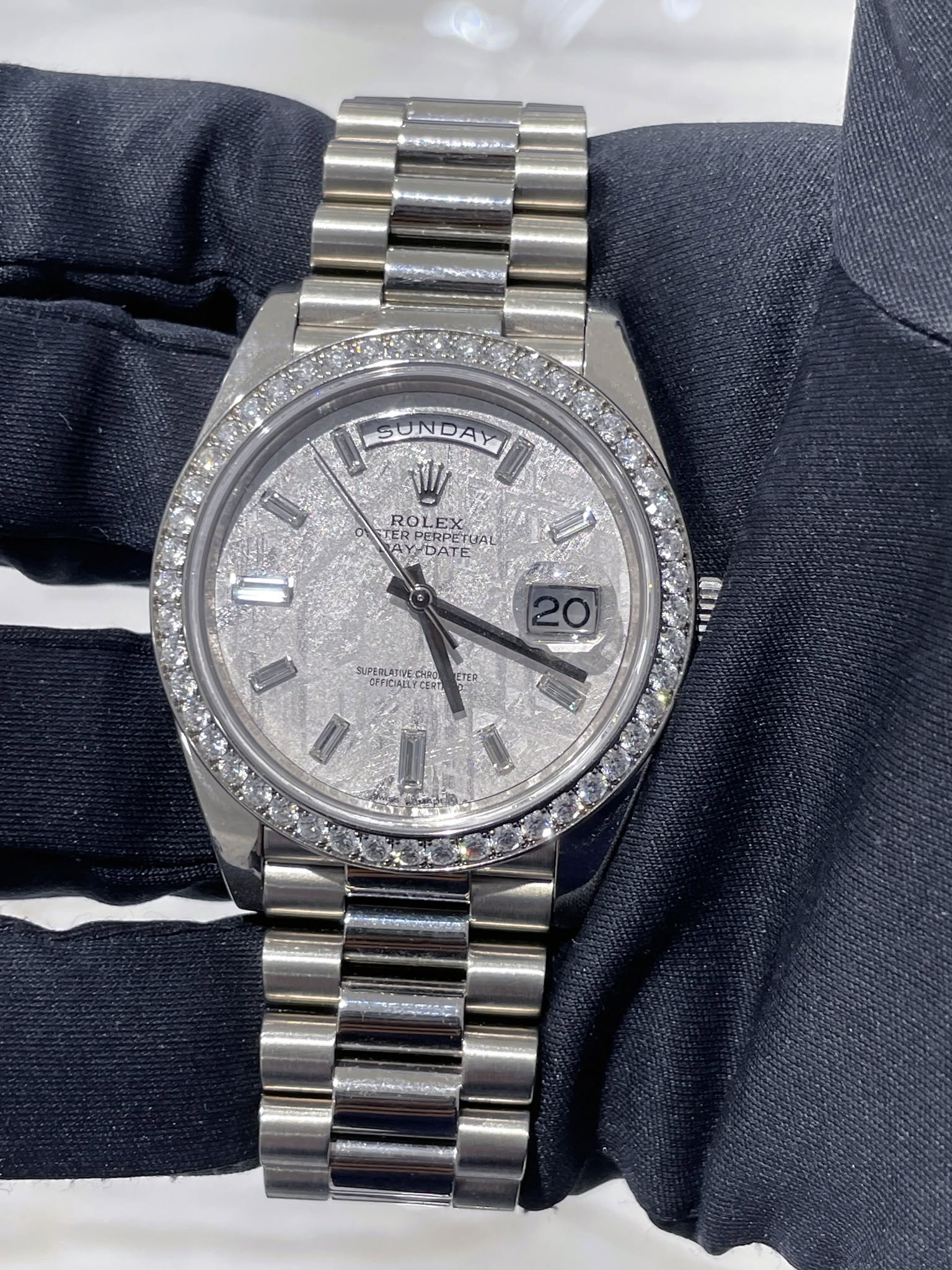 May be an image of wrist watch and text that says 'IK SUNDAY DAY W ROL ROLEX ERPERPET E TER PERPETUA お出.産 PERPET BAU 1 20 I D SUPERLATIE CEFICIALL CFRICAILYCE CERT D STAOH'