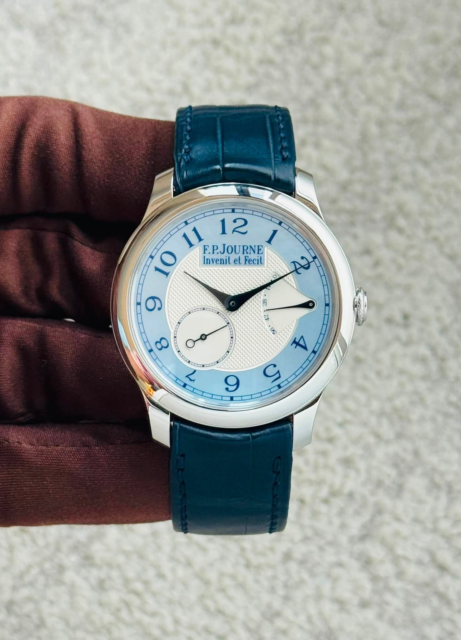 May be an image of wrist watch and text that says '11 12 10 F.P.JOURNE 1 Invenil et Fecit 2 9 5 ٥ 8 き 2 o 7 س 6'