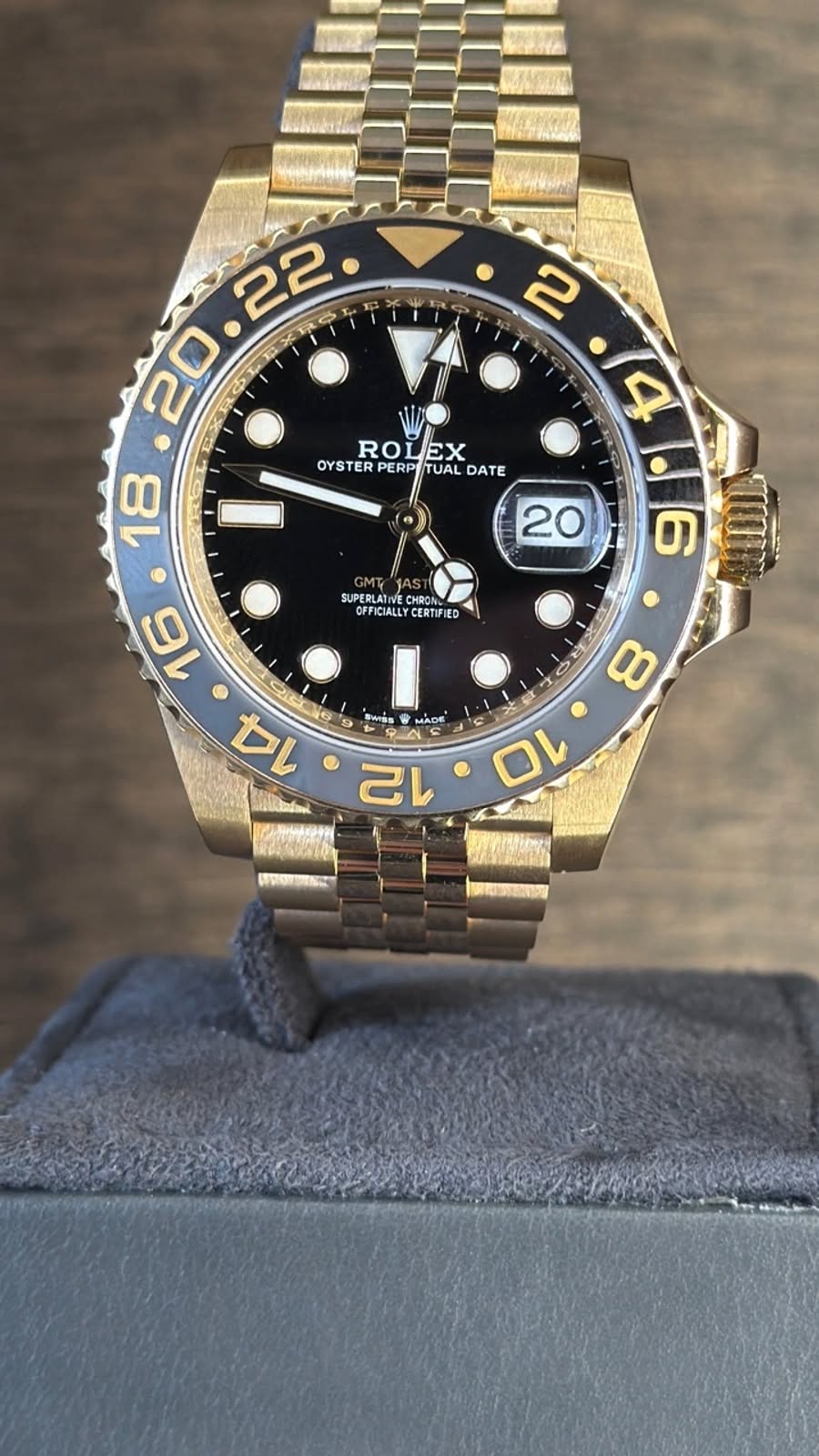 May be an image of wrist watch and text that says ' ROLEX EX ROL OYSTER PERP TUAL DATE 18 o 20 ៣្ 6 SUPERLAT CHRON OFFIÇIALLYCERTIFIED OFFICALLY CERTIFIE S 16 14 0 SWSS มจิ่ย MADE…