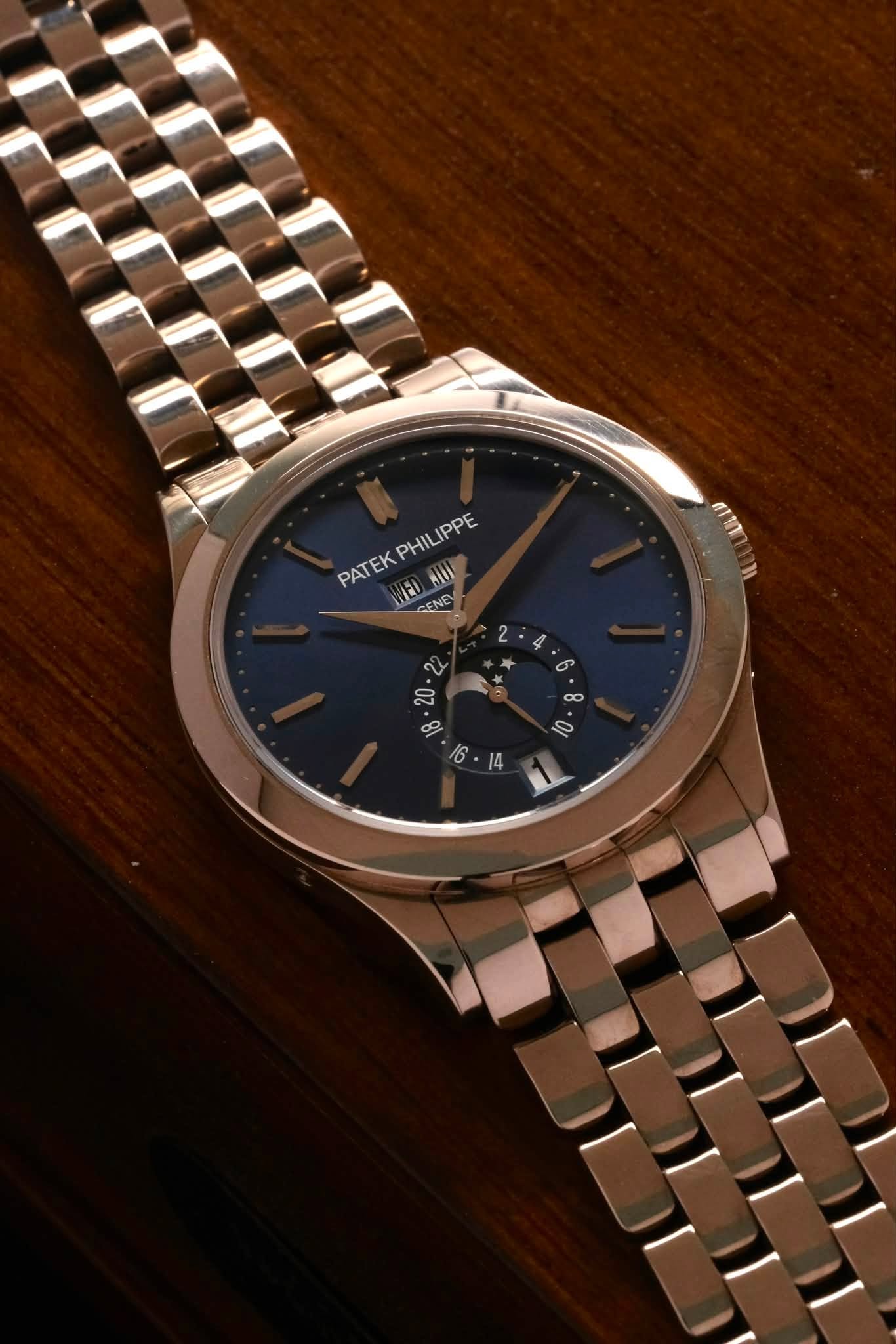 May be an image of wrist watch and text that says 'PATEKPHILIPPE PHILIPPE PPE PATEK 1ου GENE NAUI በክ 2 6 2 و 20 ထ 8 O'