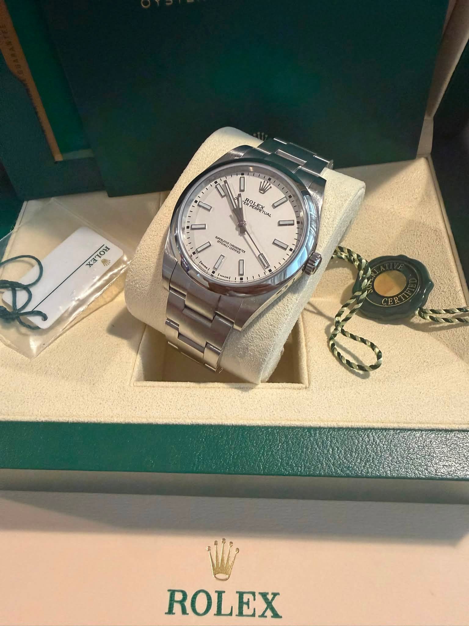 May be an image of wrist watch and text that says 'I 1 ROLSTUA TUAL XATOH ጓ ON 0 I I B ROLEX'