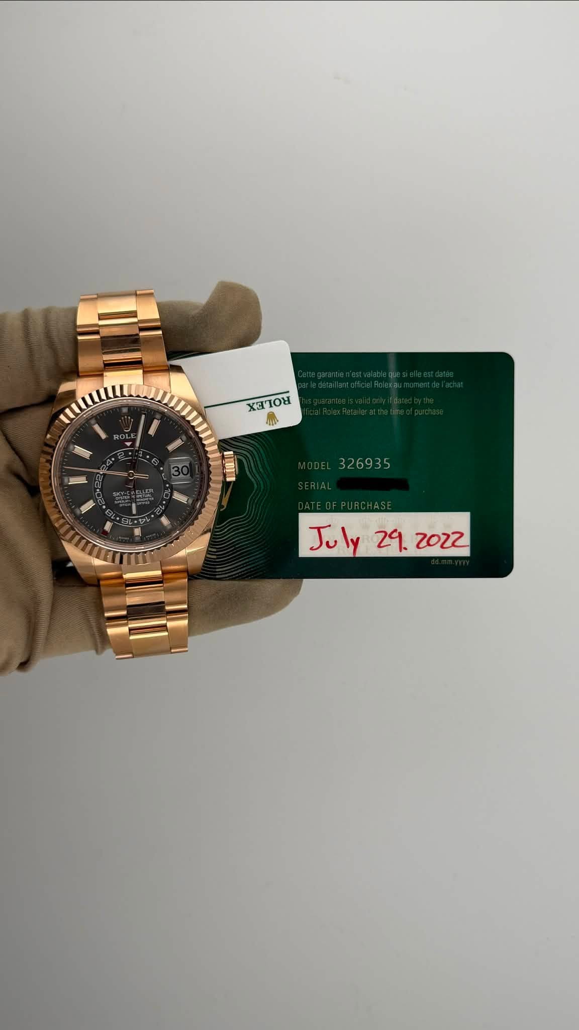 May be an image of money, wrist watch and text that says 'xToH 原 a 新期 July 29.2022 July29.2022 29. 20Z2'