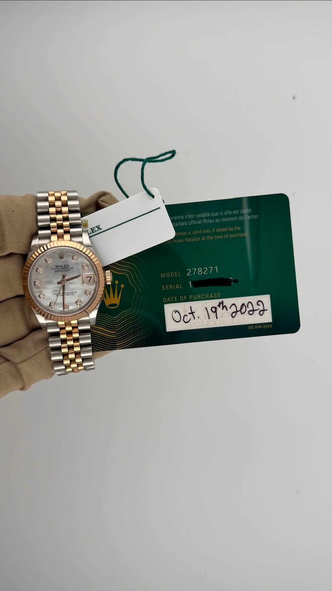 May be an image of wrist watch, money and text that says 'P 4 = 量 KOSI " 예 肉 e ۲ 278271 Oct. 19"h2022'