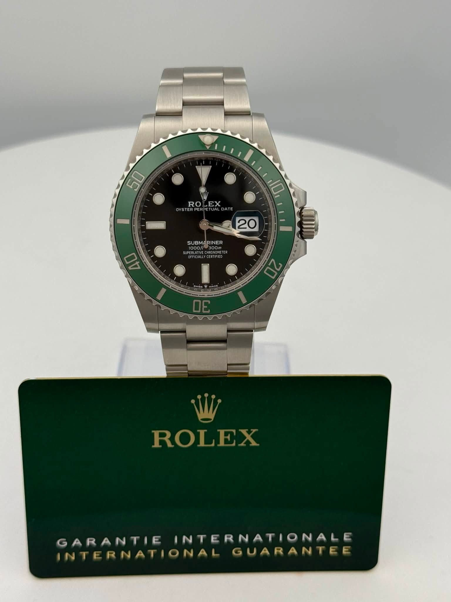 May be an image of wrist watch and text that says '50 RO I 10 20 SUBMARINER 40 20 ROLEX GARANTIEINTERNATIONALE GARANTIE INTERNATIONALE INTERNATIONAL TIONAL GUARANTEE'