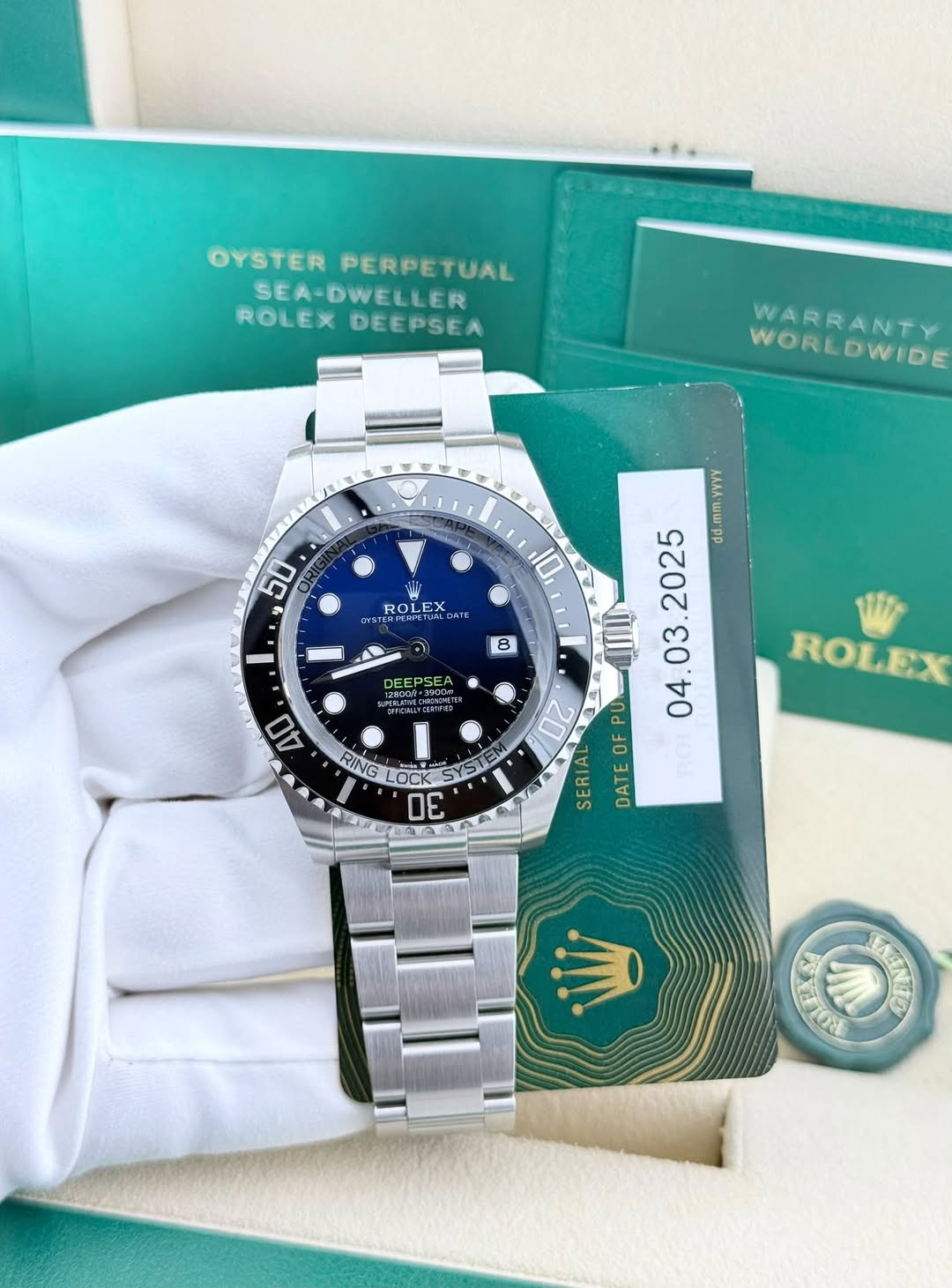 May be an image of wrist watch and text that says 'OYSTER DYSTERPERPETUAL PERPETUAL SEA-DWELLER ROLEXDEEPSEA ROLEX DEEPSEA WARRANTY WORLDWIDE E 50 ROLEX 201E) DOTL 10, I 8 ロルれ ΟΕΕ…
