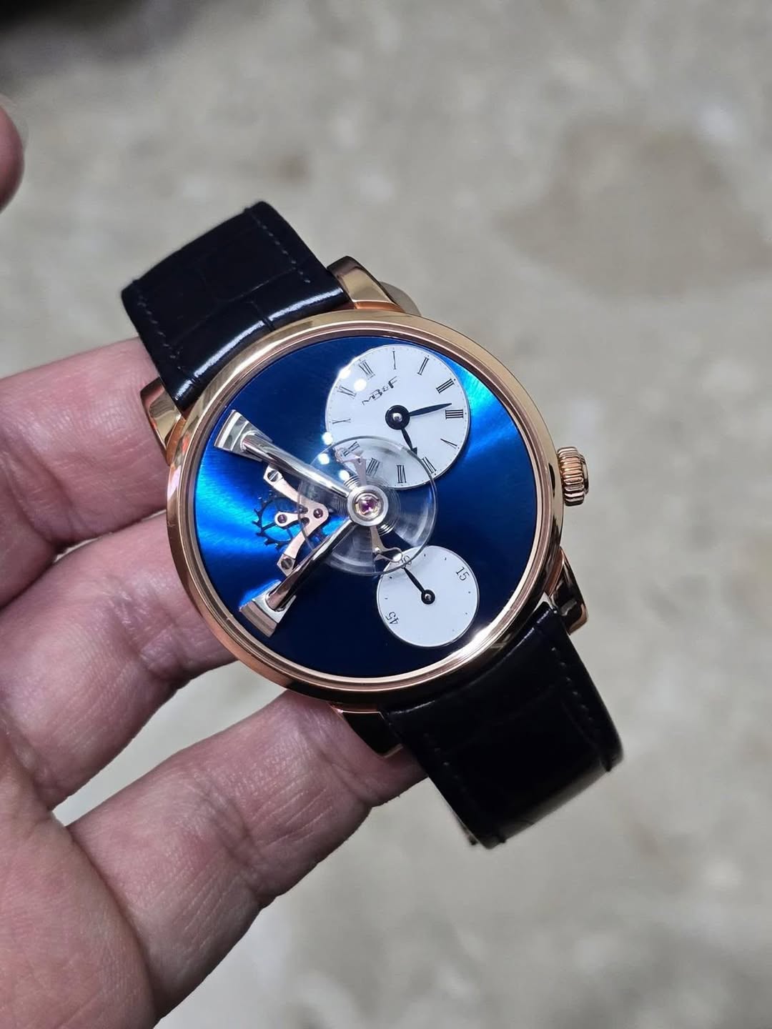 May be an image of wrist watch and text that says 'MBxf F I I6 e م 15 Sb ぐ'