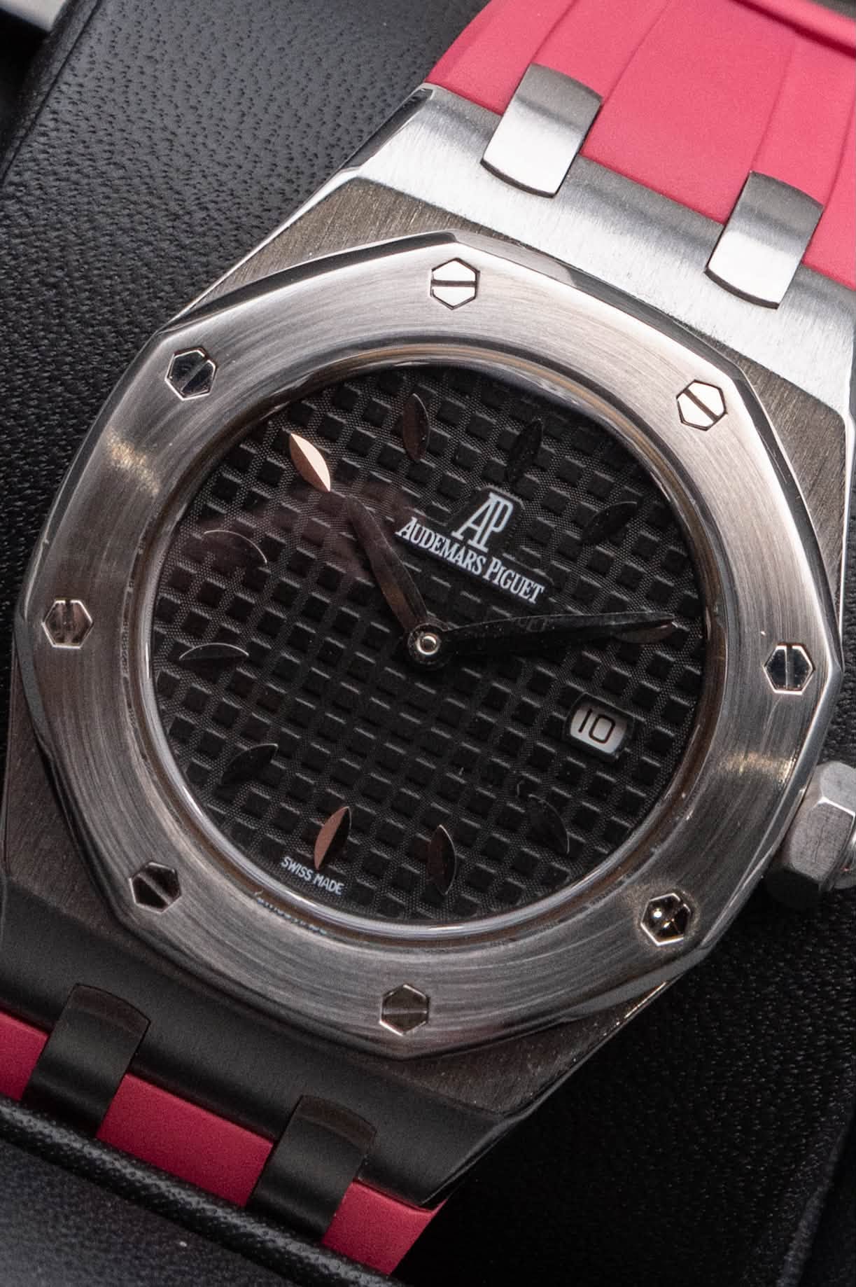 May be an image of wrist watch and text that says 'AUDEMARSPIGUET AUDEMARS AUDEMARS AP PIGUET PIGUET 10 SWISS VISSMADE MADE'