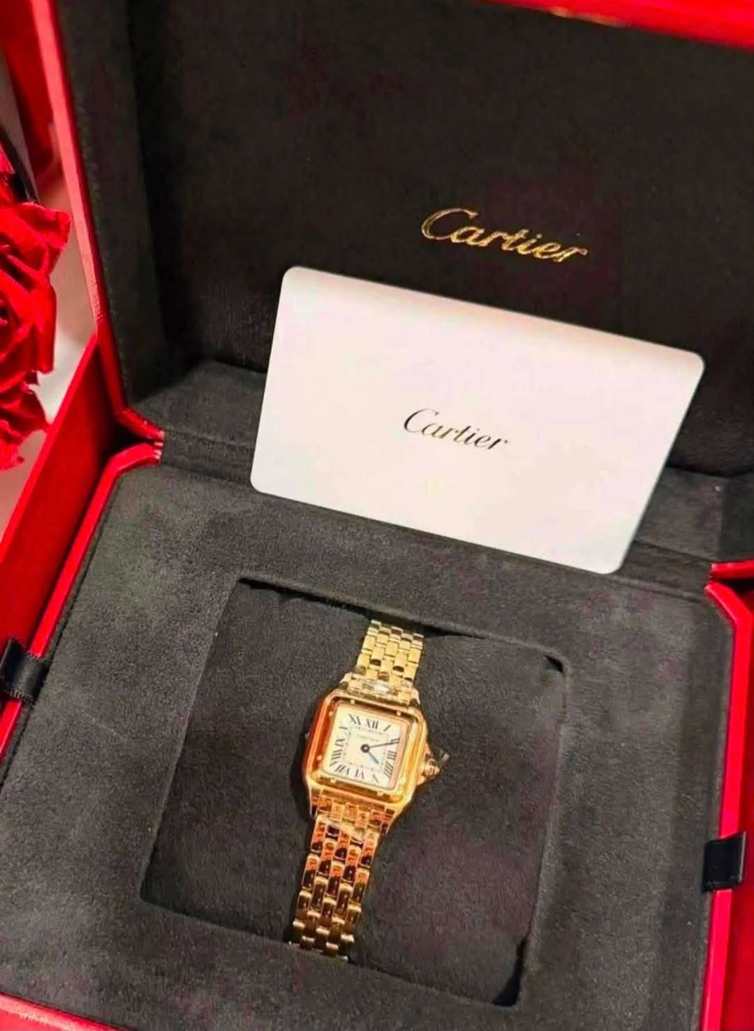 May be an image of wrist watch and text that says 'artier rer Cartier AII 0I0 HII'