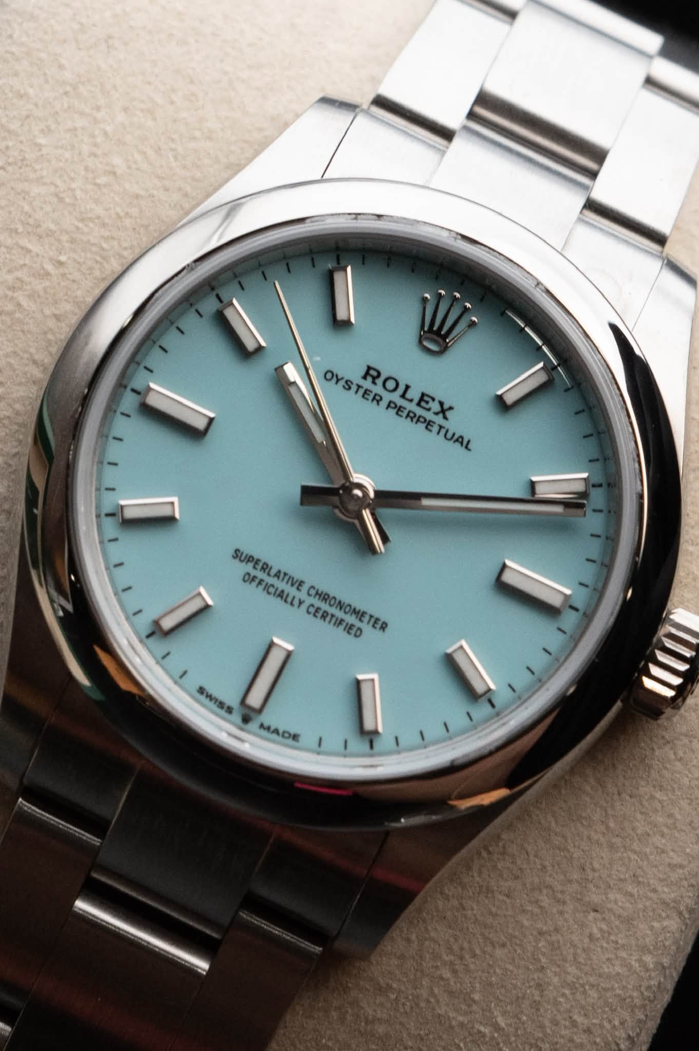 May be an image of wrist watch and text that says 'OYS OYSTER OOPROLEXM TER PERPETUAL TUAL ROLEX ROLEX PERPE SUPERLATIVE SUPERL OFFICIALLYCERTIFIED Фe OFFICIALLY CHRONOMETES ATIVE…