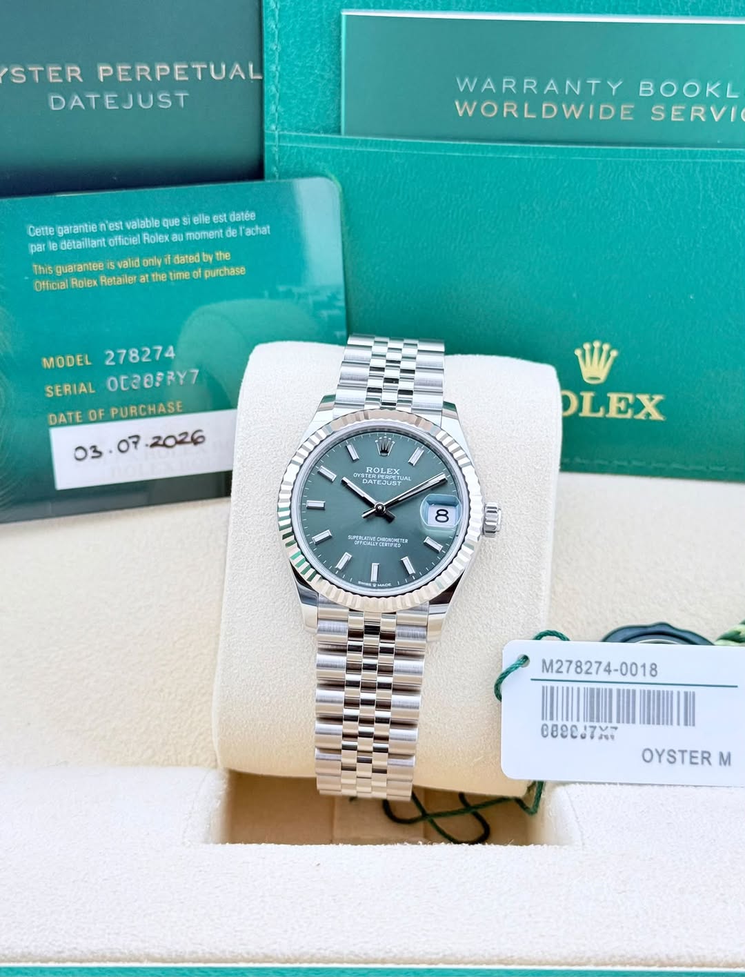 May be an image of wrist watch and text that says 'STER PERPETUAL DATEJUST WARRANTY BOOKL WORLDWIDE SERVI Cette garantie n'est valable que elle est datée detaillant officie…