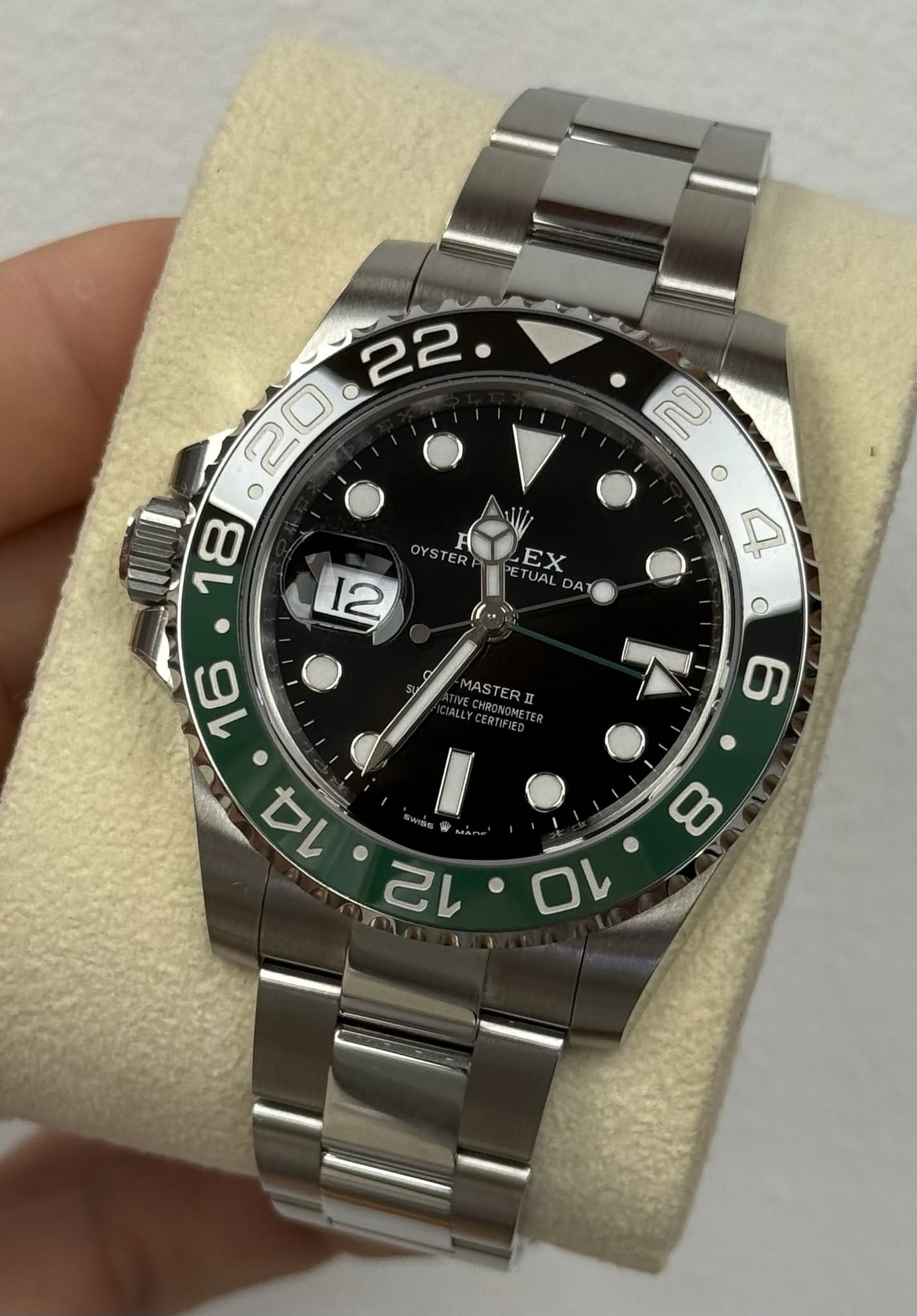May be an image of wrist watch and text that says '22. C Ο 18 2 O 4 E EX TUAL DA OYSTER 12 c SV MASTERI ALLY TIVECHP ERTIFIED VECHRONOMETER TER 9 16 14 WISs MAne ល 0'