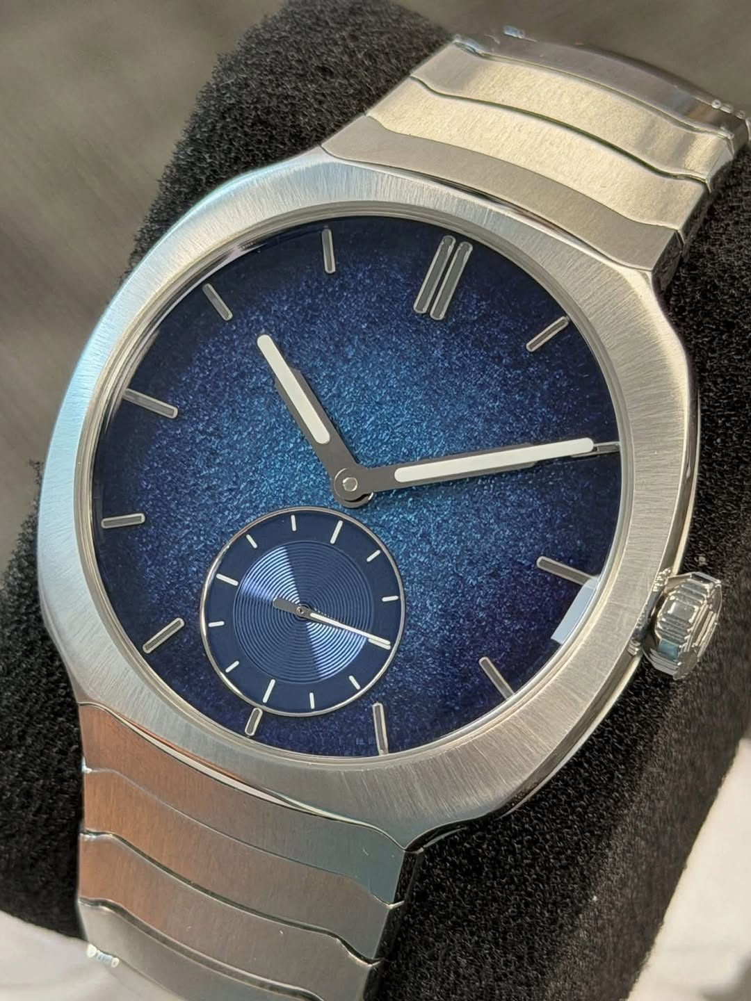 May be an image of wrist watch and text that says 'I I 40 Oro'