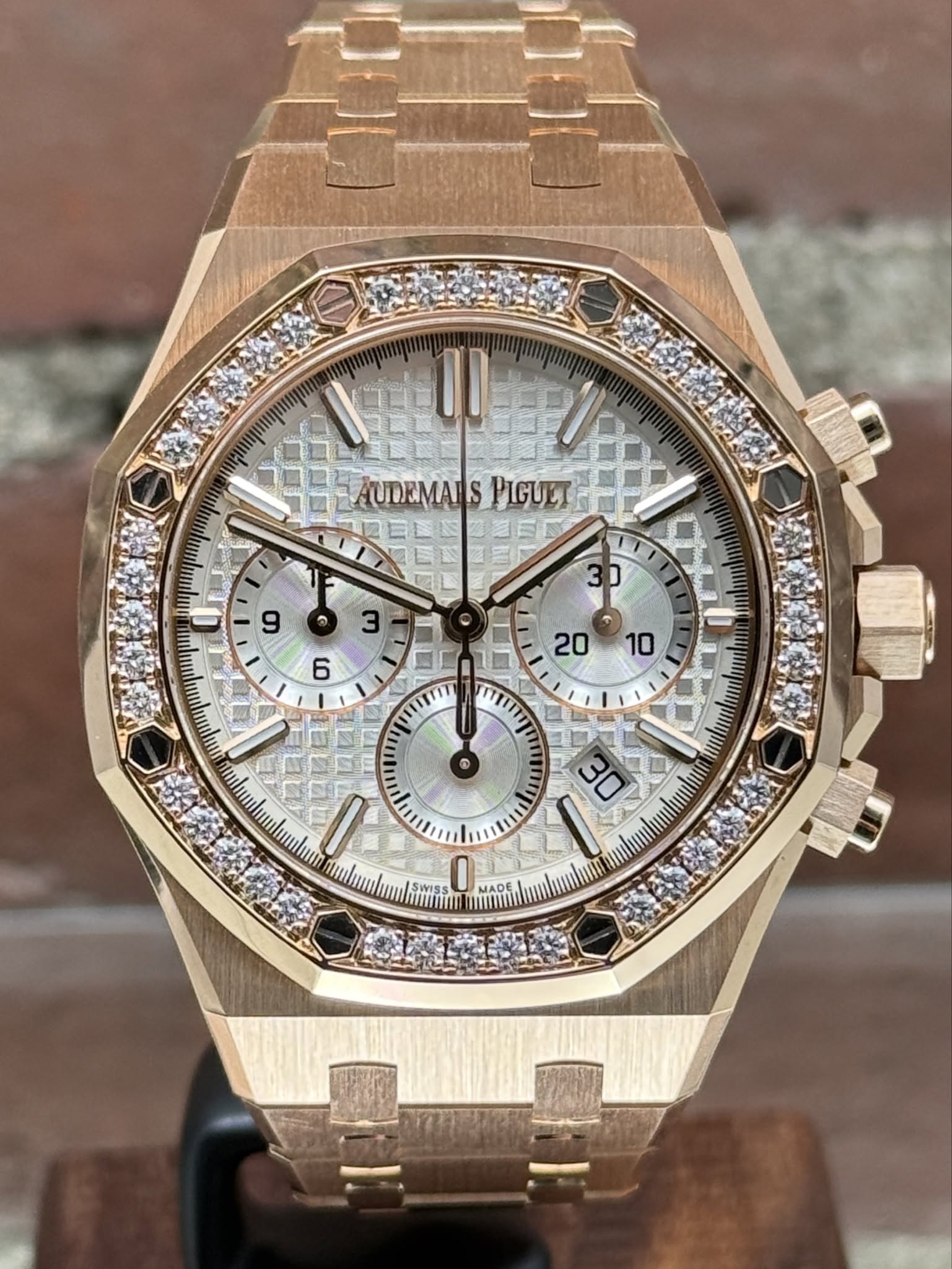 May be an image of wrist watch and text that says 'AUDEMALS PIGUET 9 D و 6 20 10 IT ® 30 I ن SWISS'