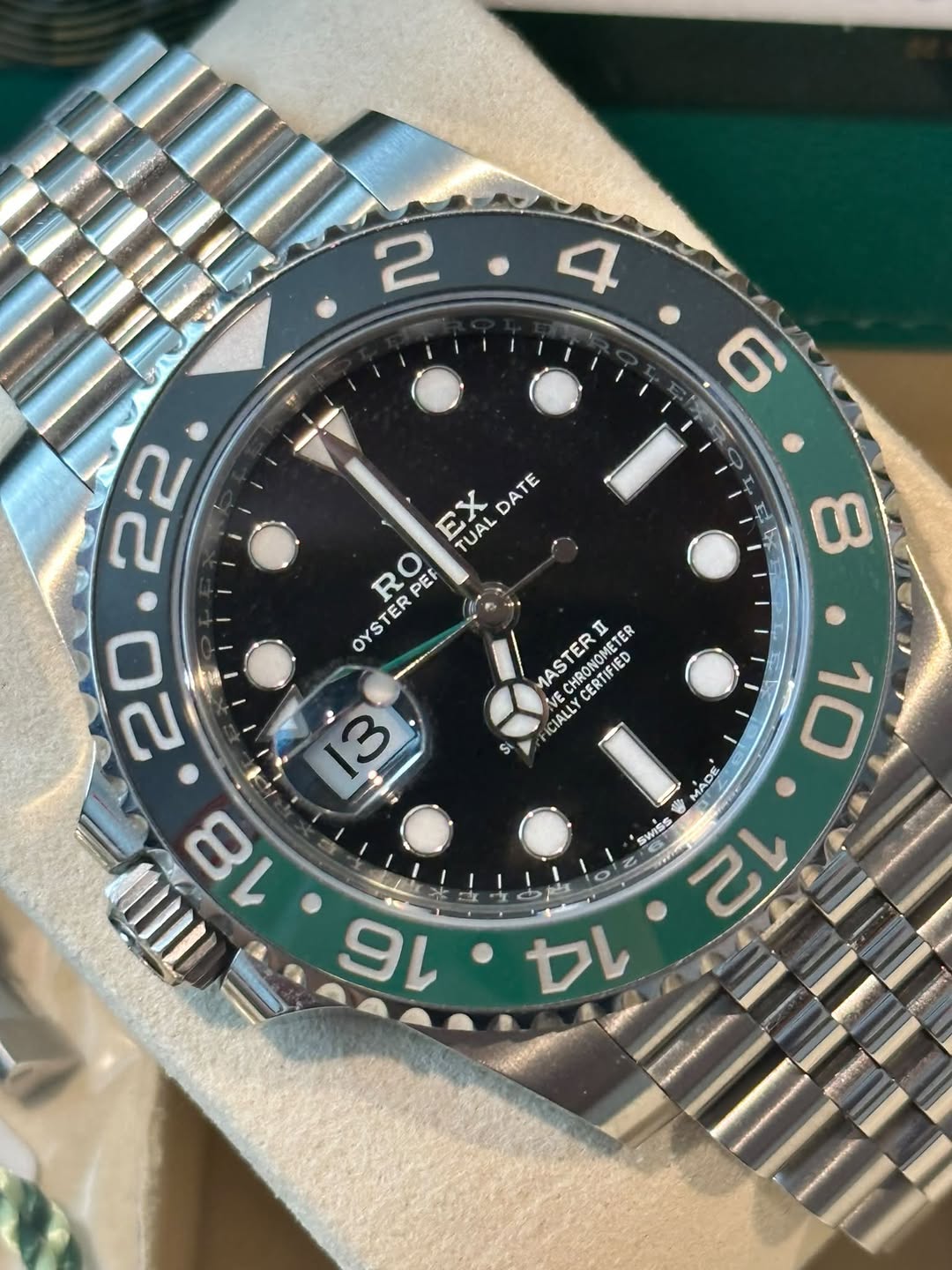 May be an image of wrist watch and text that says '2 4 6 EX DATE TUAL RO R PEF OYSTER 8 MASTERI ECHRONOM CHRONOMETER ER CERTIFIED CERTIFIED IED CIALLY CIALL Si ® 13 မ 形 MADE SWISS…