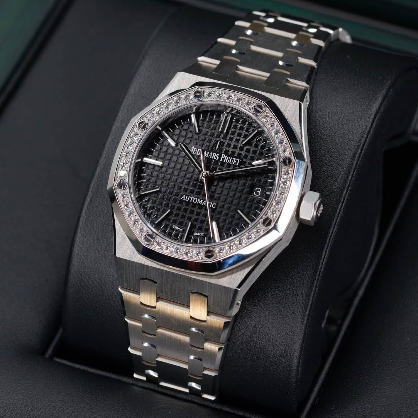 May be an image of wrist watch and text that says 'AEAHARSPIGUET AUD ULAMARS MARS PIGUET ω AUTOMATIO IC o ADE م'