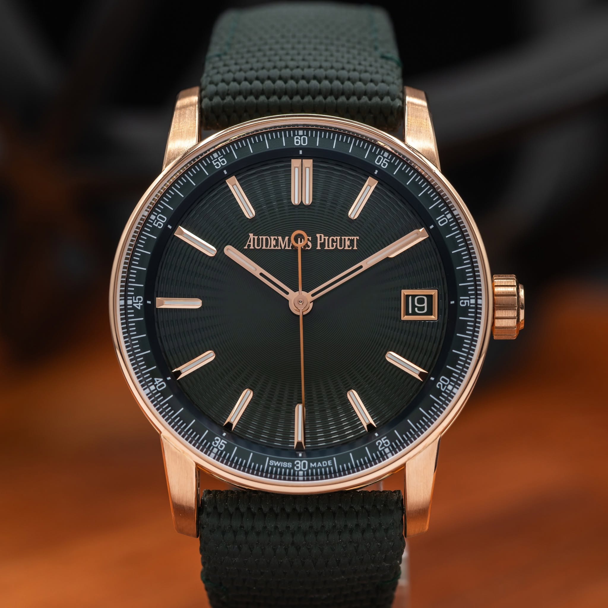 May be an image of wrist watch and text that says ' AUDEM AUTEMPICUET Ps PIGUET 45 19 9 AK 07 UY 181118 SWISS 30 MADE 255'