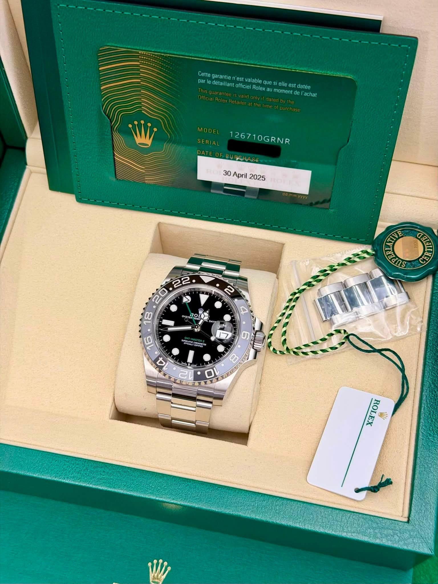 May be an image of wrist watch and text that says 'Catte antie egarantiene n'es est valable ques ellestdatée datie par detai ant olficies Rolex Dlex momentd achar 126710GRNR 30…