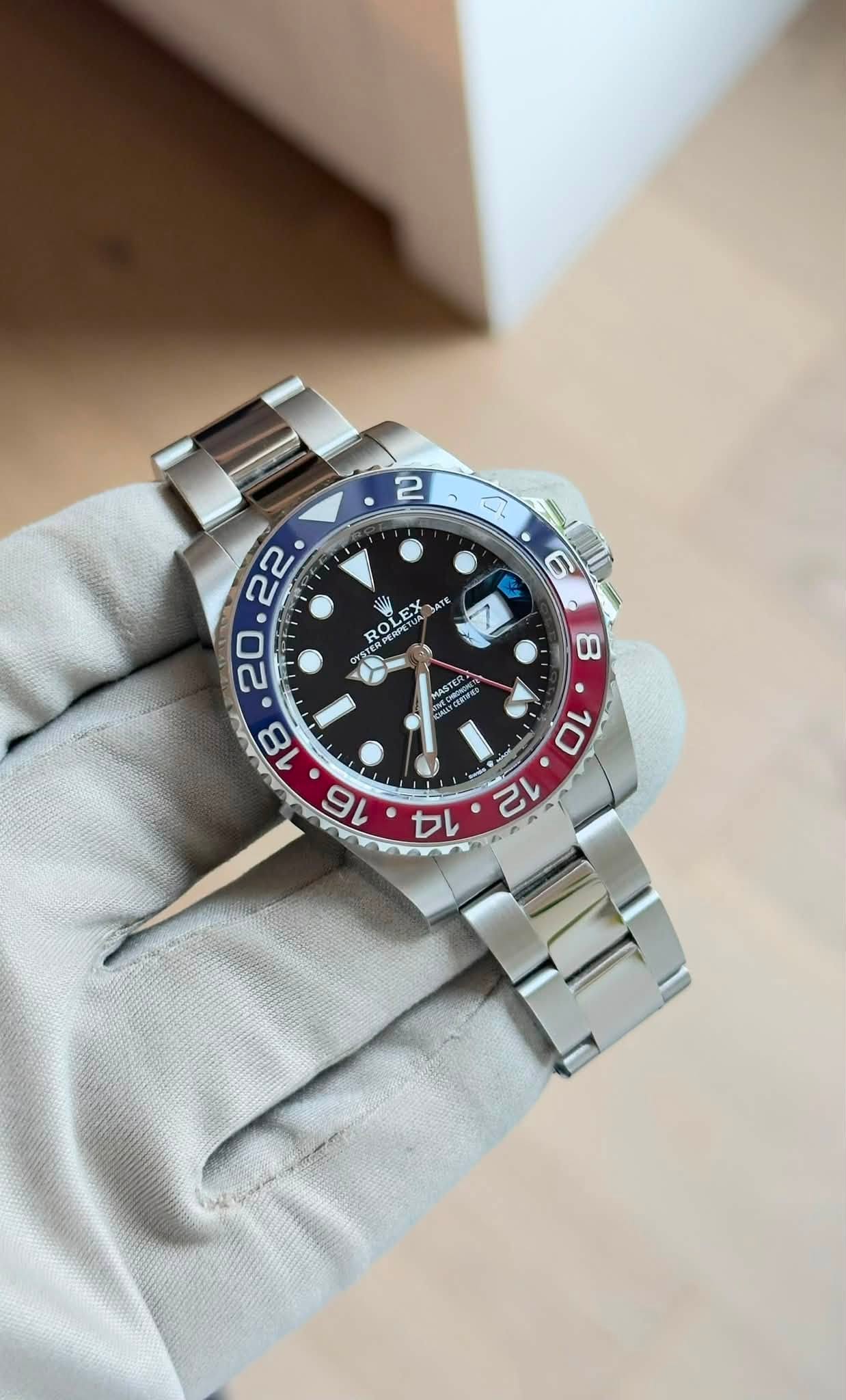 May be an image of wrist watch and text that says '2 - 6 S ROLE ROI PEYU FY EX PIER MAST Se 10 12 14'