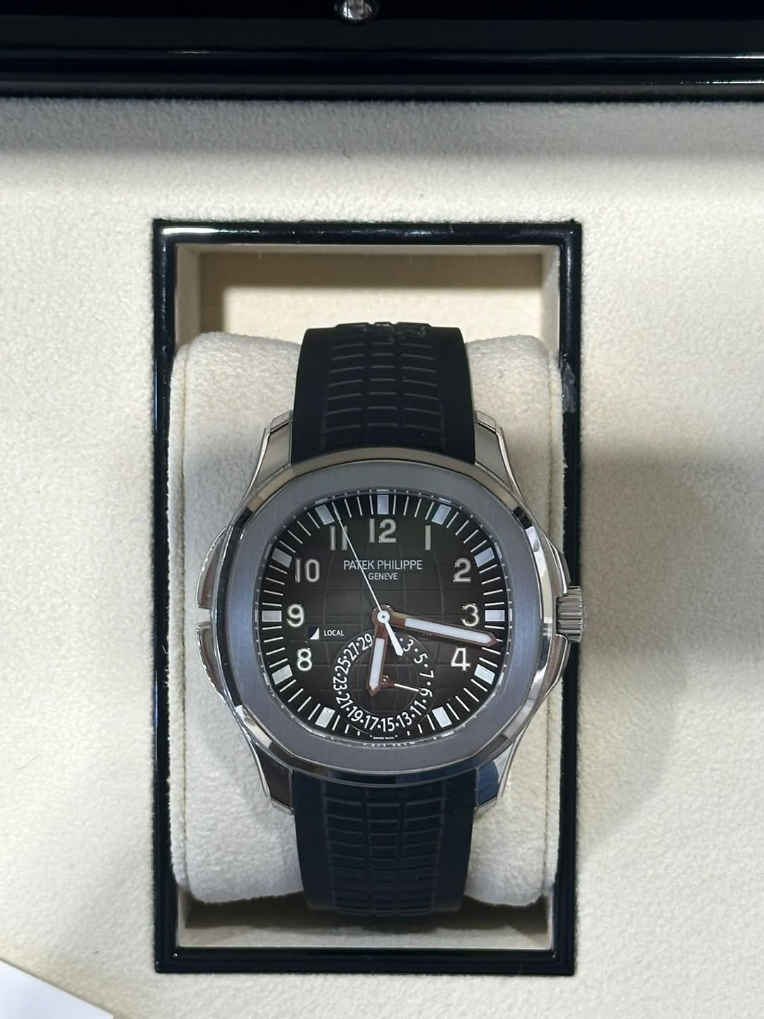 May be an image of digital watch and text that says '12 10 PAKEK IPPE GENEVE و 2 3 LOCAL 8 S = V '