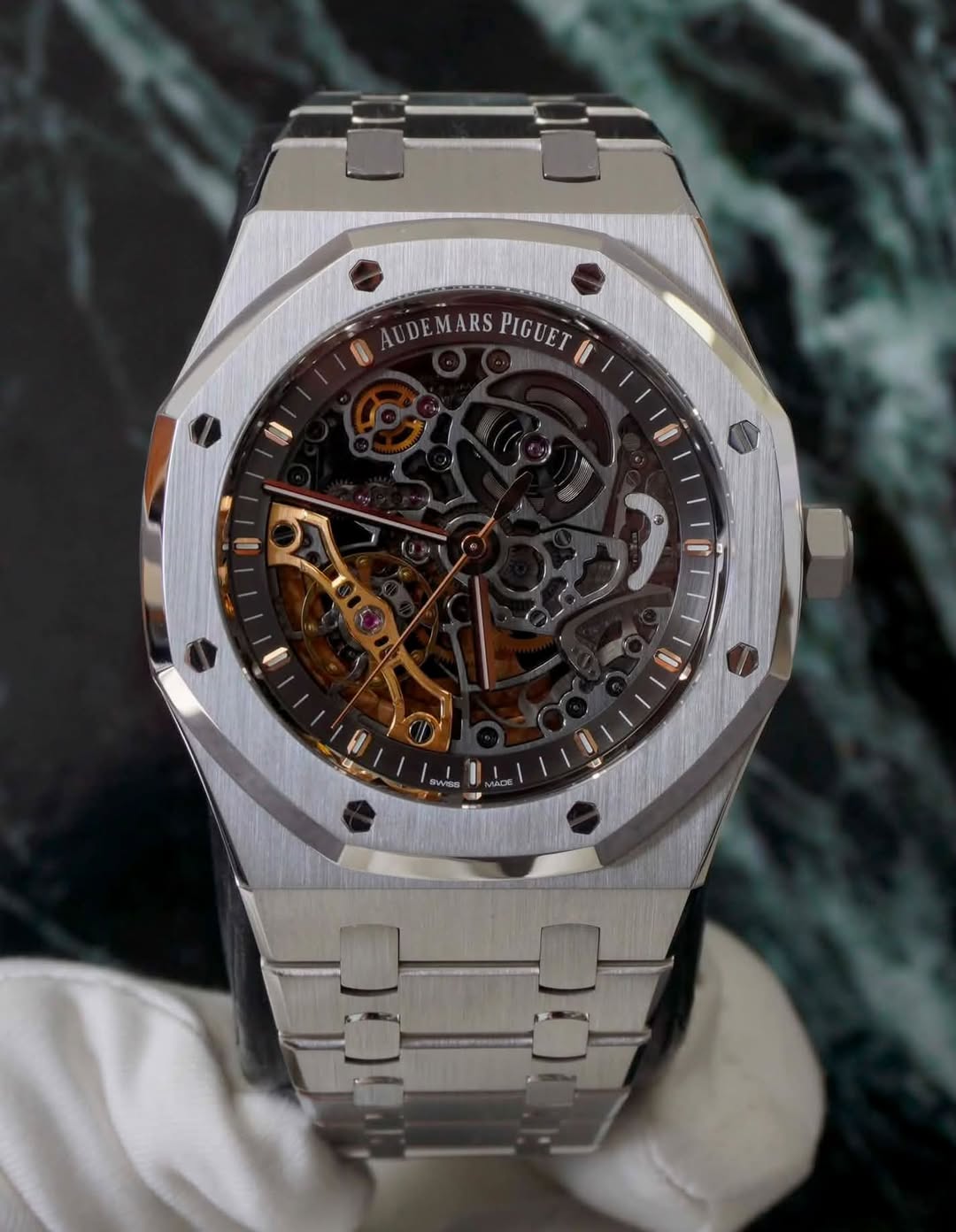 May be an image of wrist watch and text that says 'AUDEMARS AUDEMARSPIGUET - LARS PIGUET'