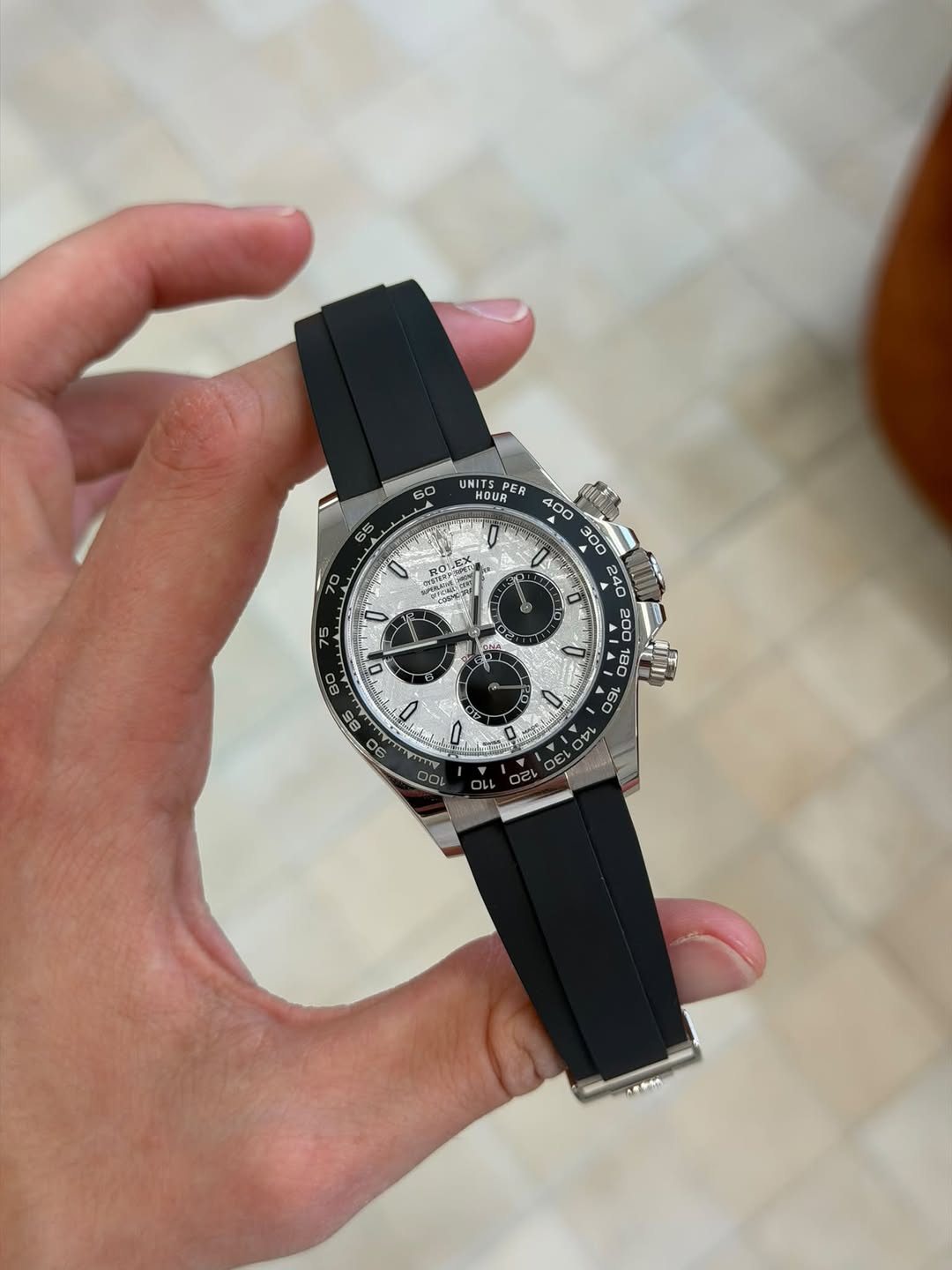 May be an image of wrist watch and text that says '60 UNITS HOUR PE ER 65 لً 0S - 19L ロサレ OV 4 00 JEA'