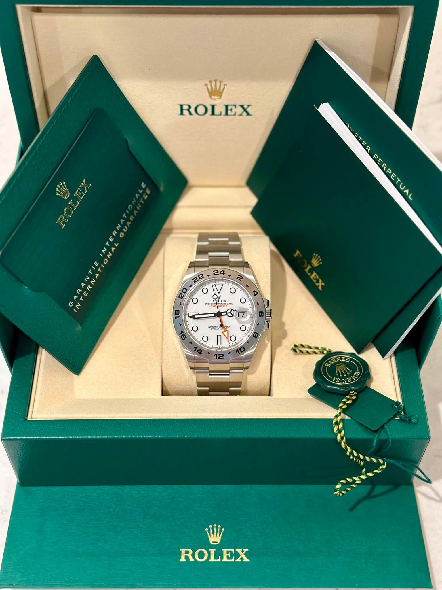 May be an image of wrist watch and text that says 'لك ROLEX ER PERPETUAL PE PETUAL 24 22 20 O 吉 18 V C EX 1EX N 5 EX O 81 7 EN ο O ο ن O O ሰ ந் ROLEX'