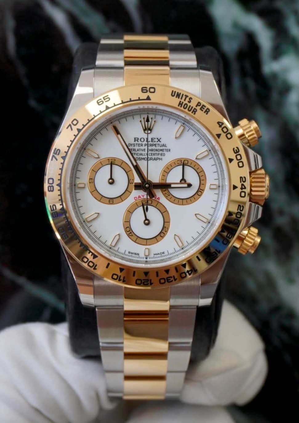 May be an image of wrist watch and text that says '60ေ م 65 70 75 ROLEX ROLEX OYSTERP ERPETUAL BERLATIVE CRLATIVE NINTY FICIALLY PRONGETER OSMOG RAPH 0 UNITS HOUR PER IIII 80 0…