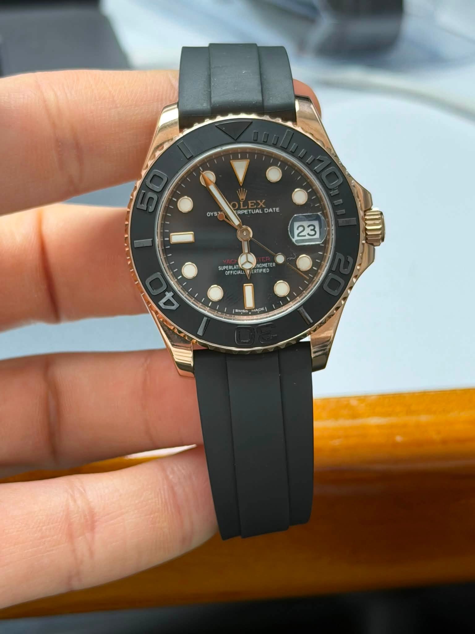 May be an image of wrist watch and text that says 'OYS RPE TU UA DATE 23 SUPERLAT TFED 4'