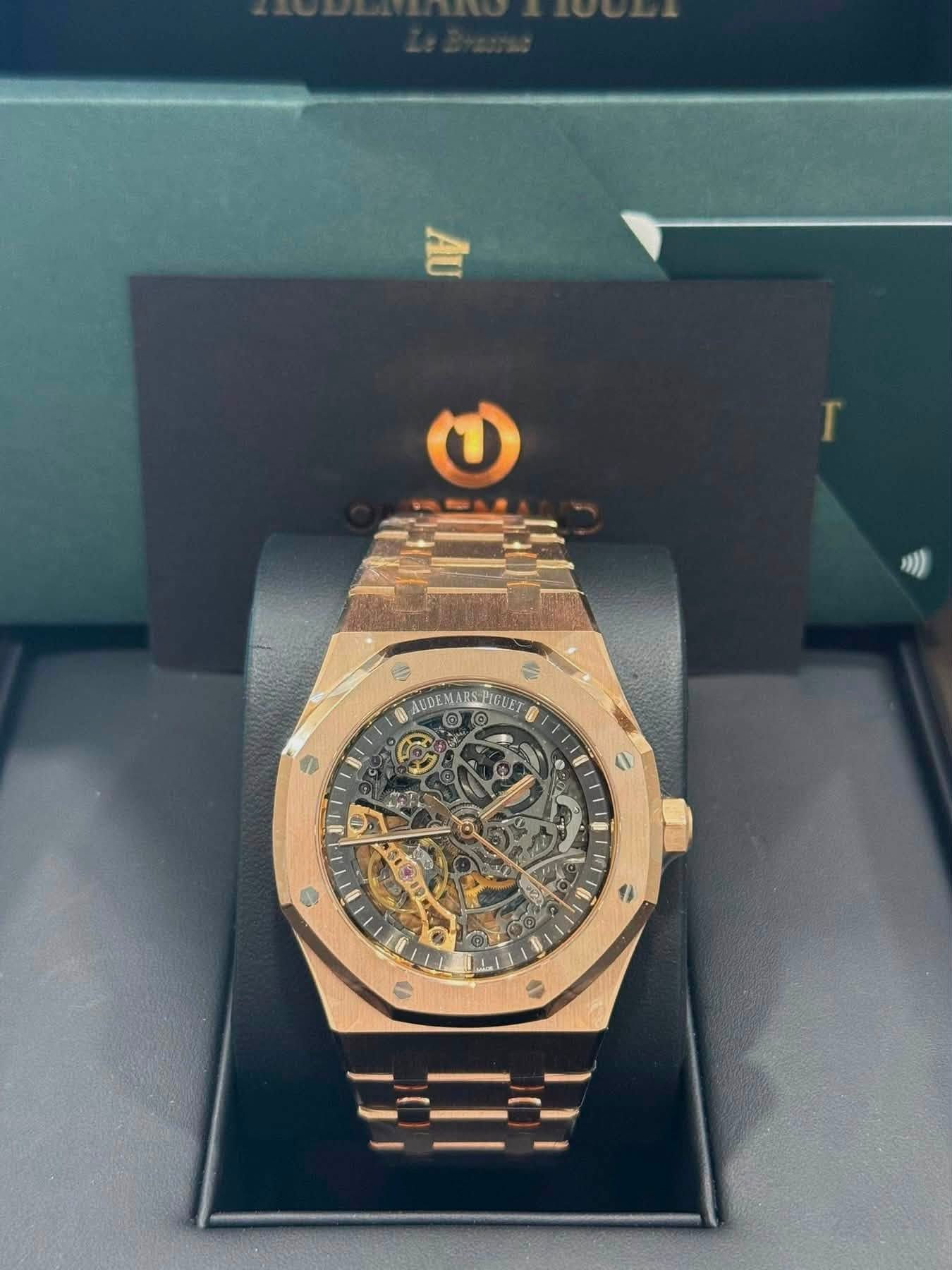 May be an image of wrist watch and text that says 'U S AUDEMARSPIGUE UDEM RSNGUET и 9 3 O 常 정 B'