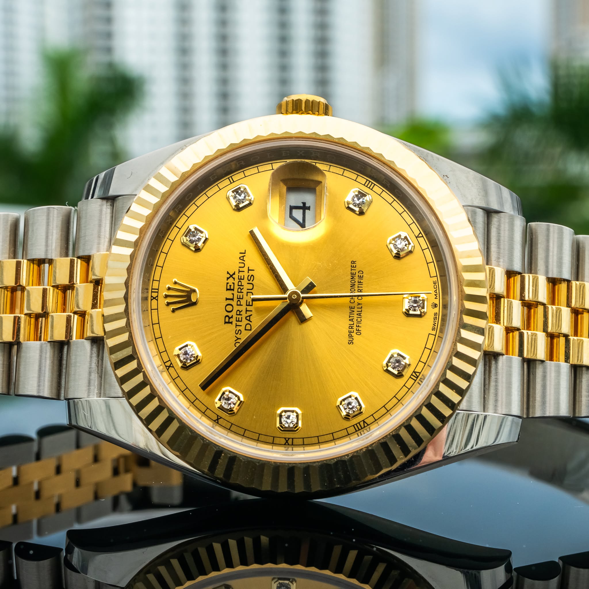 May be an image of wrist watch and text that says 'm は မ၀၀် اللها y ROLEETUAL ROLEX DATEJUST EJUST 2 SAC RTETER SUPERLATNEC OFFICIALLY ทอน 肉'