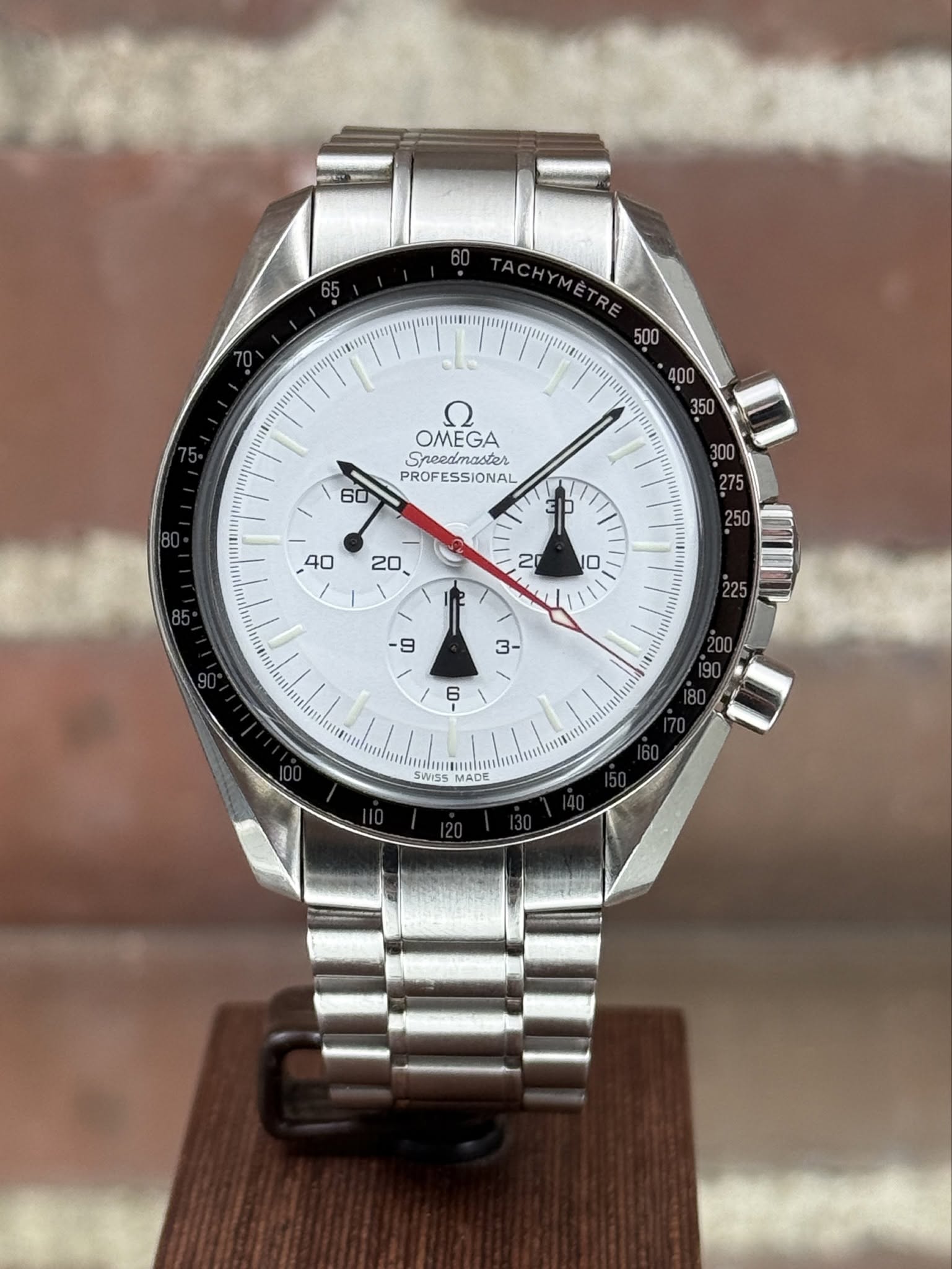 May be an image of wrist watch and text that says 'TACHYMETRE 500 400 Ω OMEGA Sneedmaster e PROF PROFESSIONAL IIYAgHE SWISS MADE'